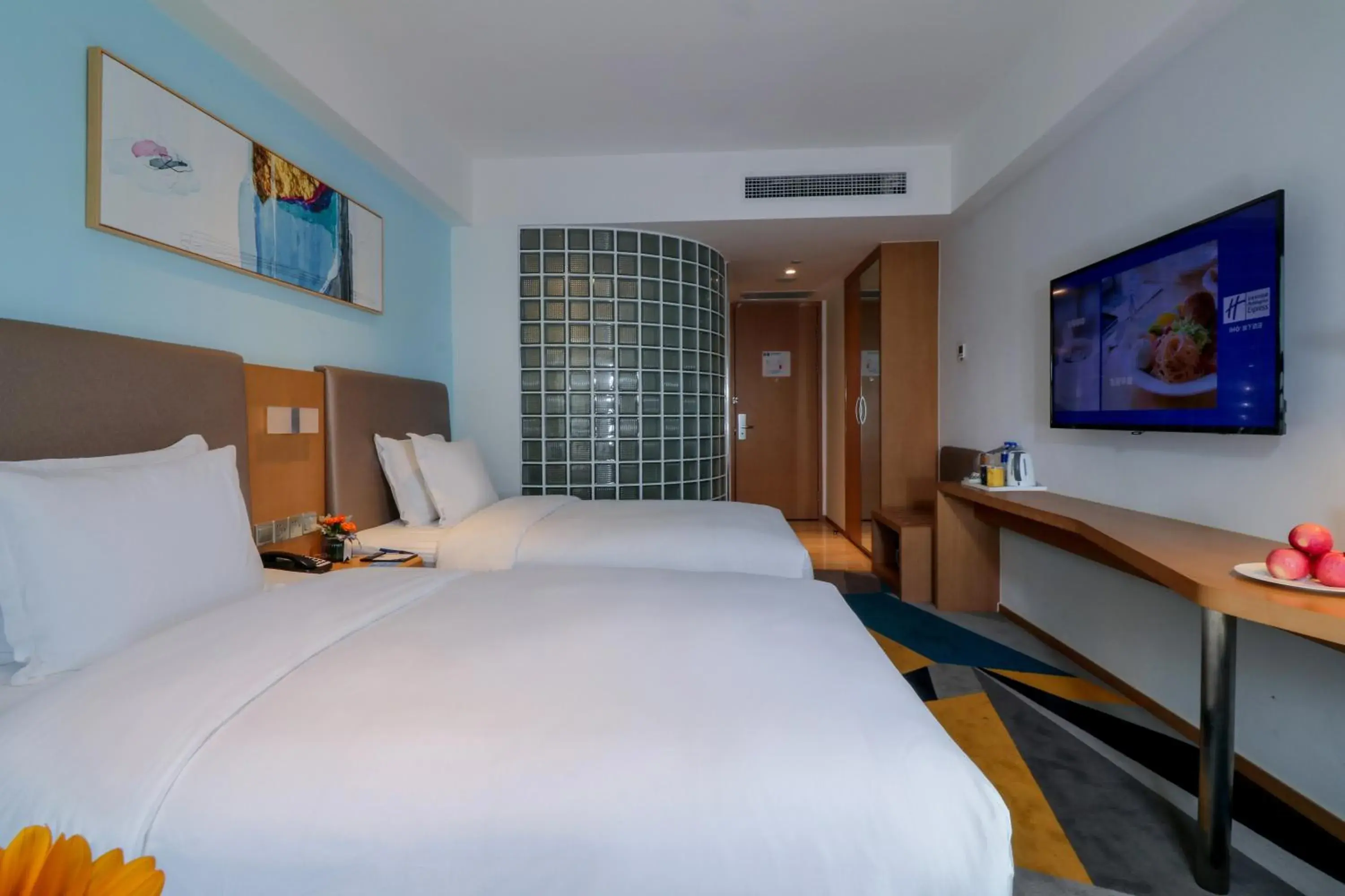 Photo of the whole room, Bed in Holiday Inn Express Chengdu Xindu, an IHG Hotel