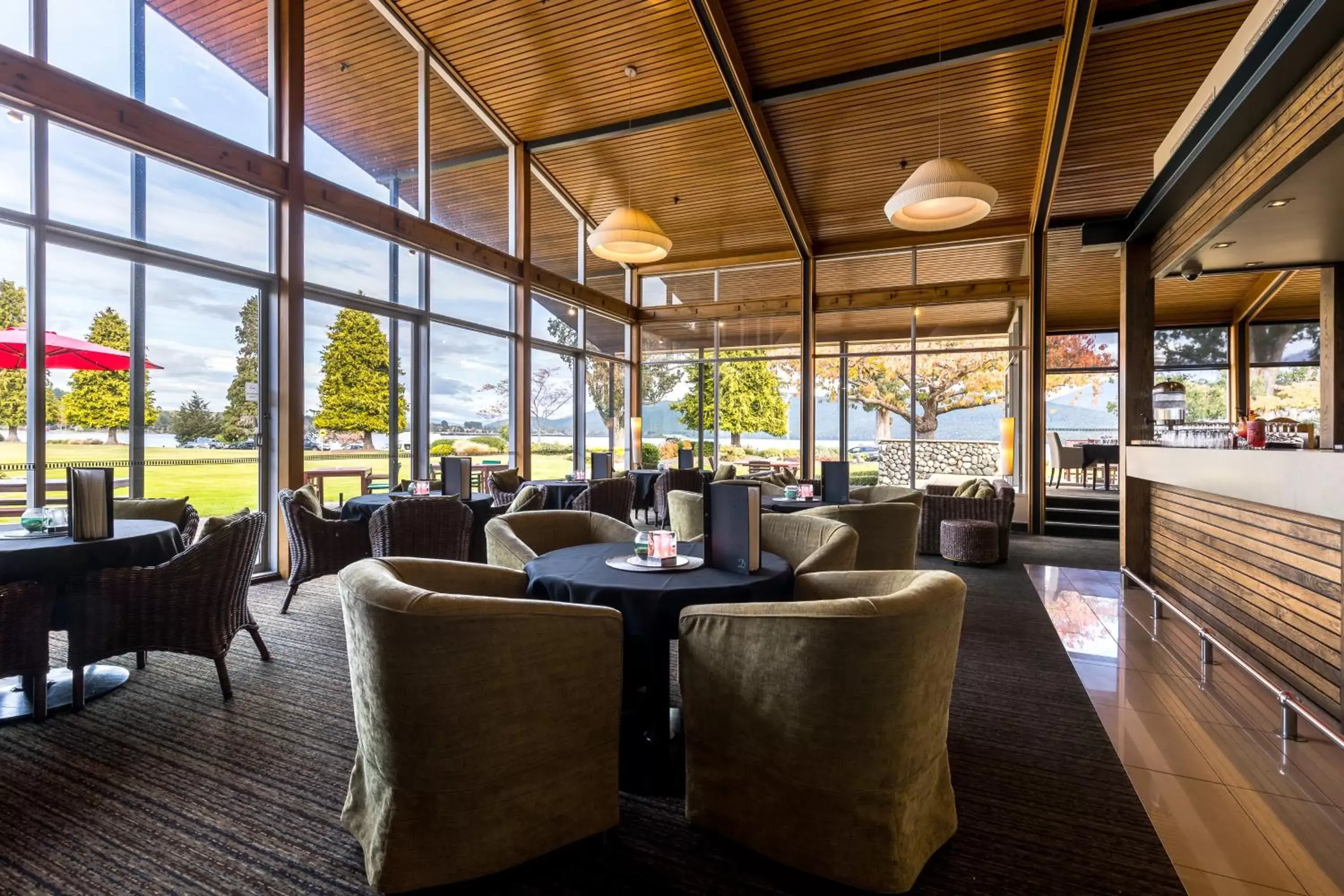 Restaurant/places to eat, Lounge/Bar in Distinction Te Anau Hotel & Villas