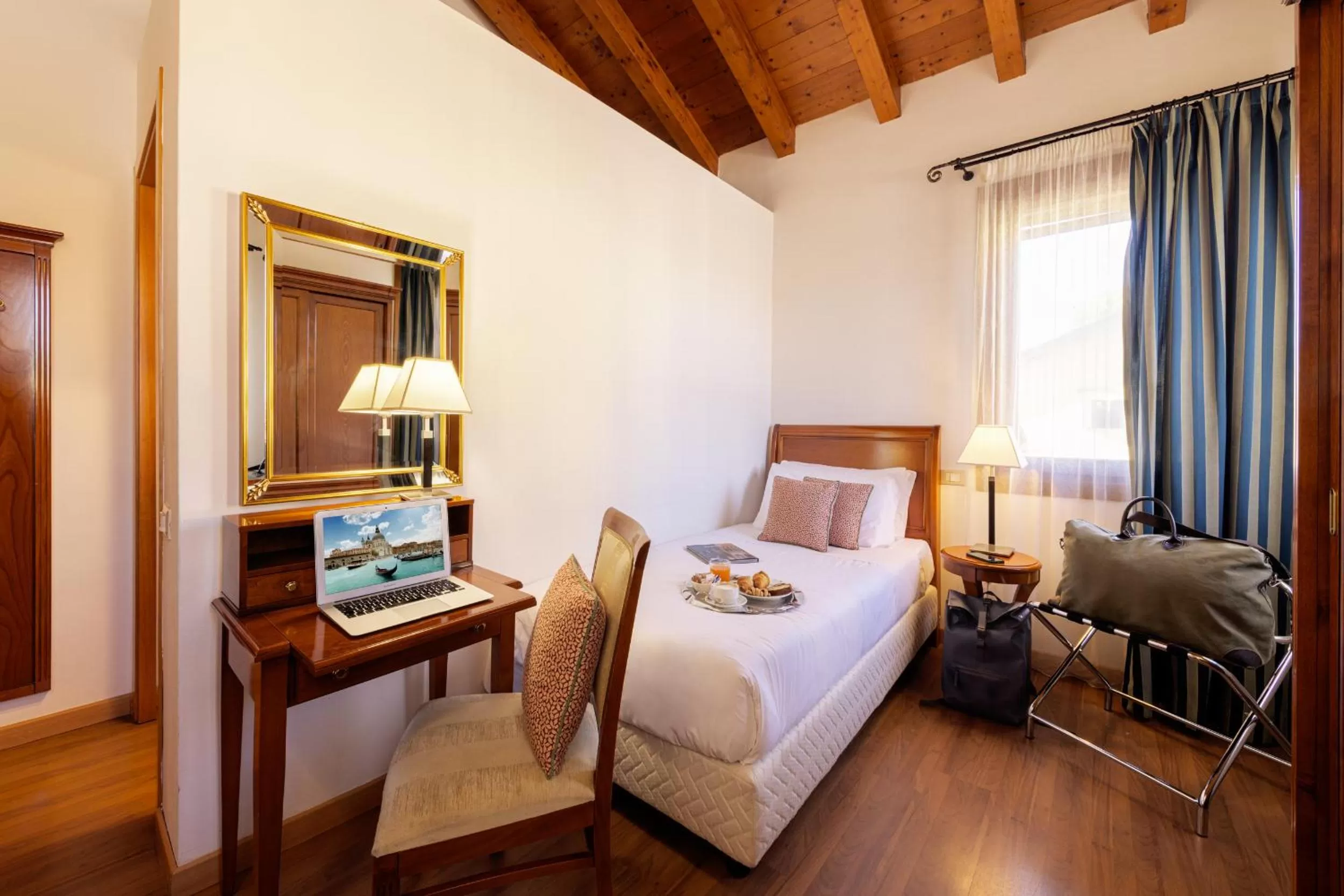 Bed in Hotel Venice Resort Airport