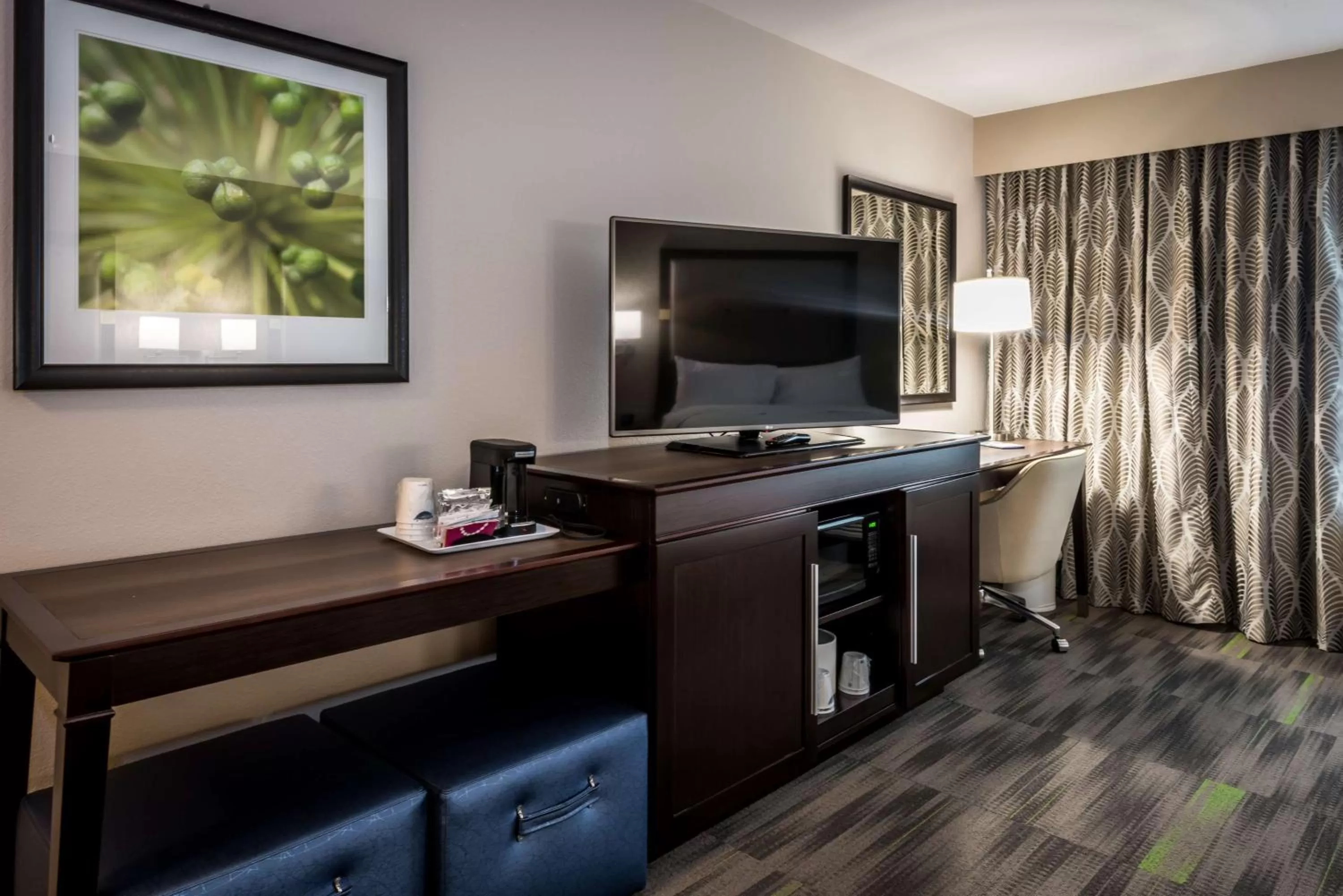 Bed in Hampton Inn & Suites By Hilton Hammond, In