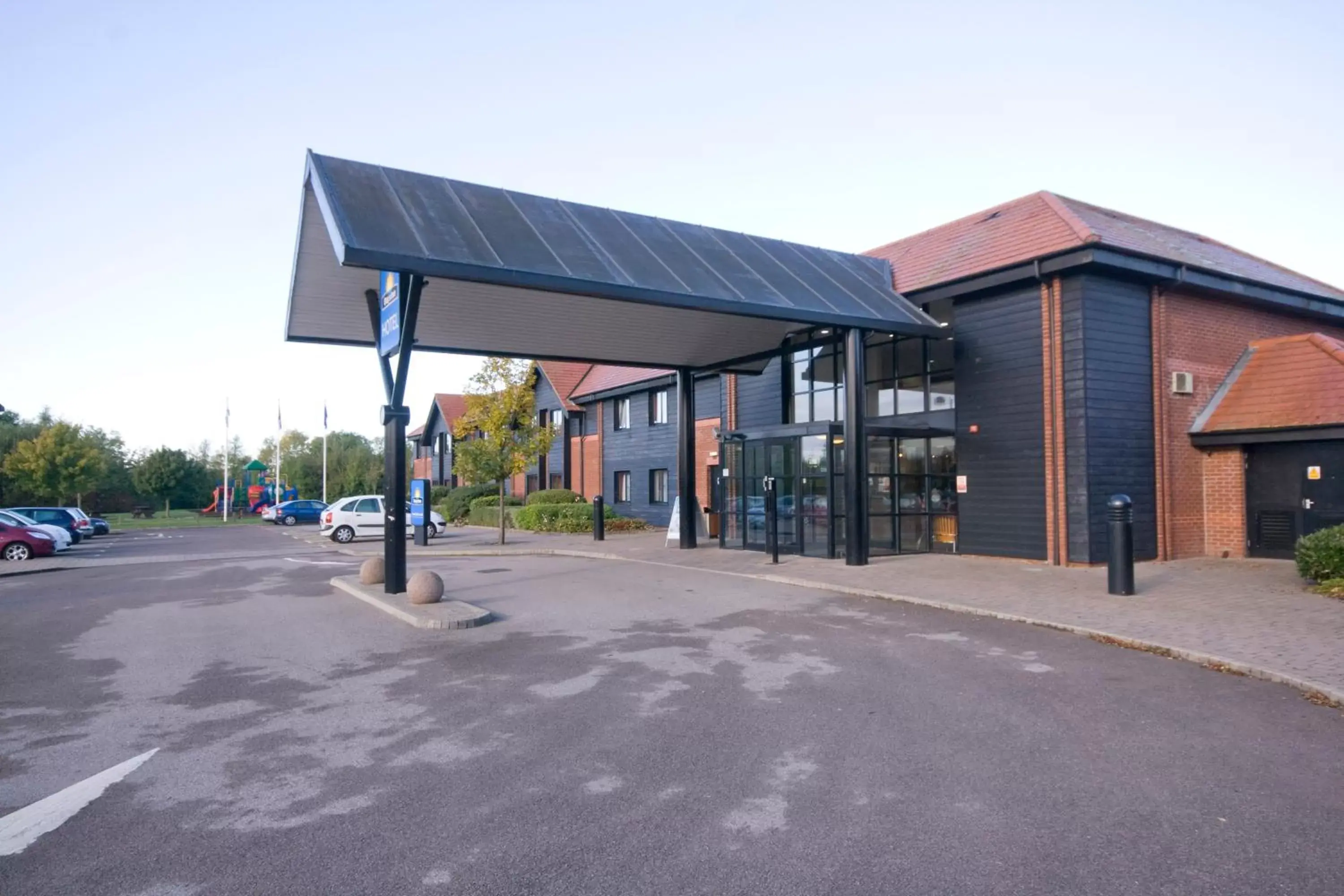 Facade/entrance, Property Building in Days Inn Stevenage North