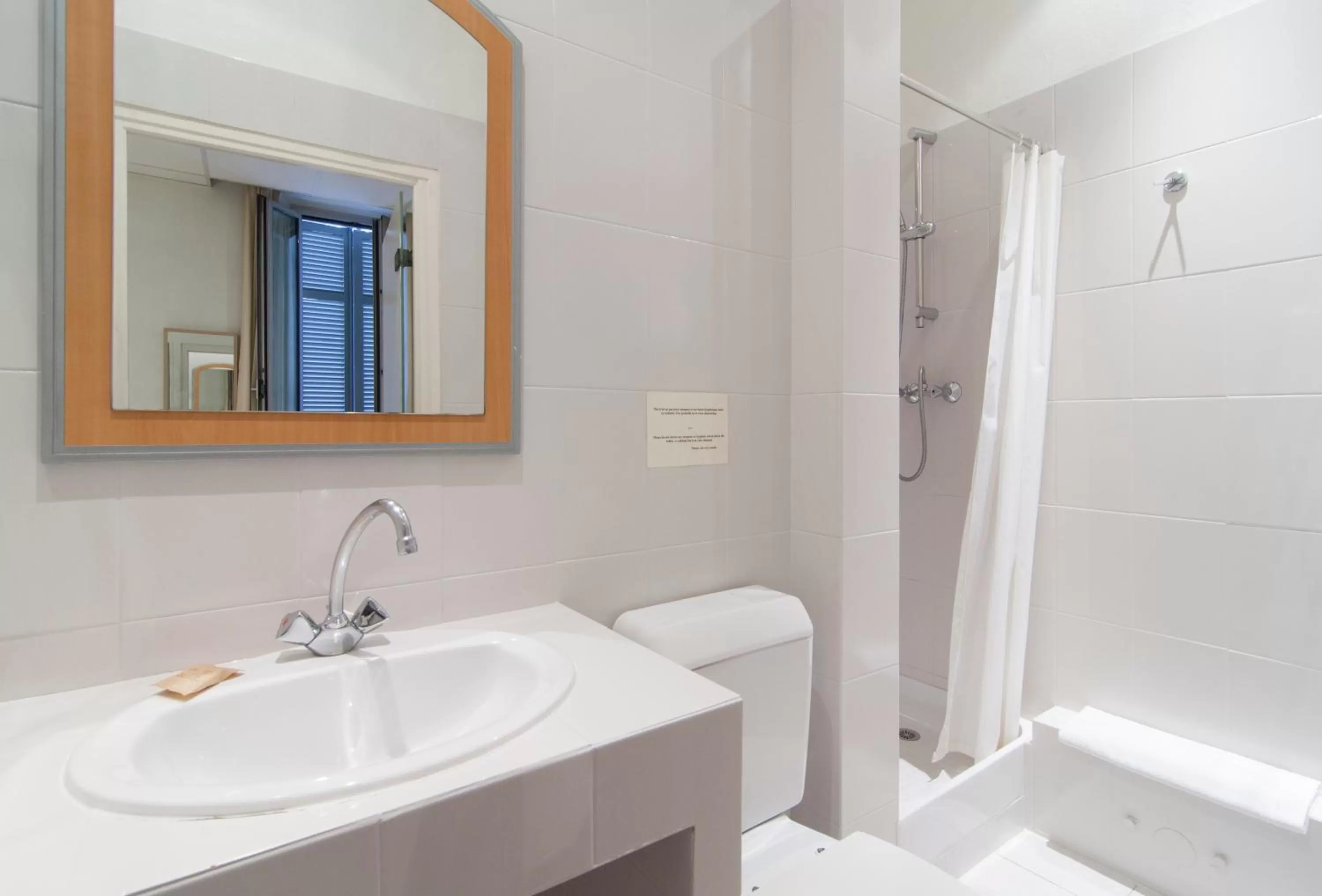 Shower in Hôtel P.L.M.