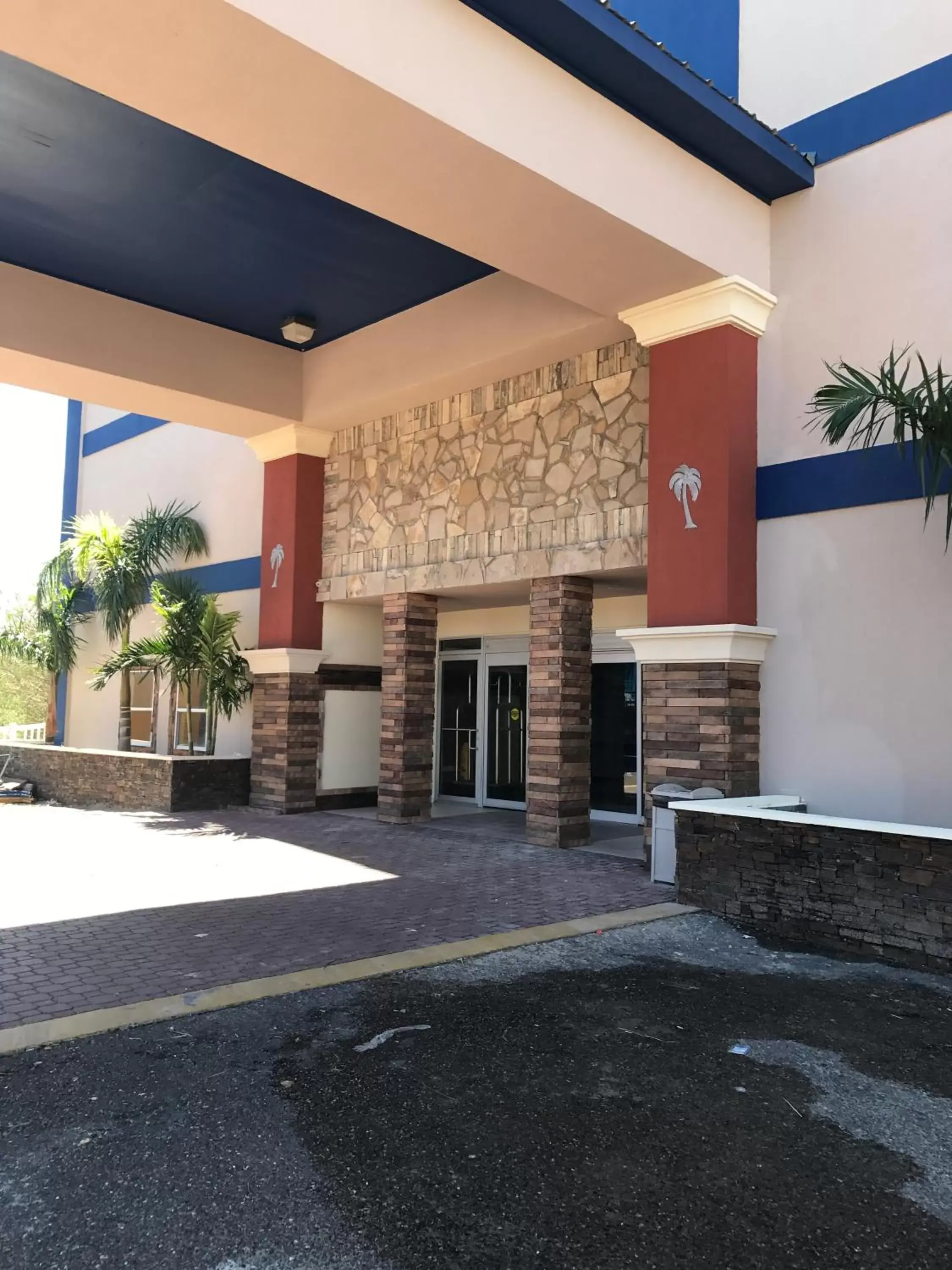 Facade/entrance in Blue Bay Inn and Suites