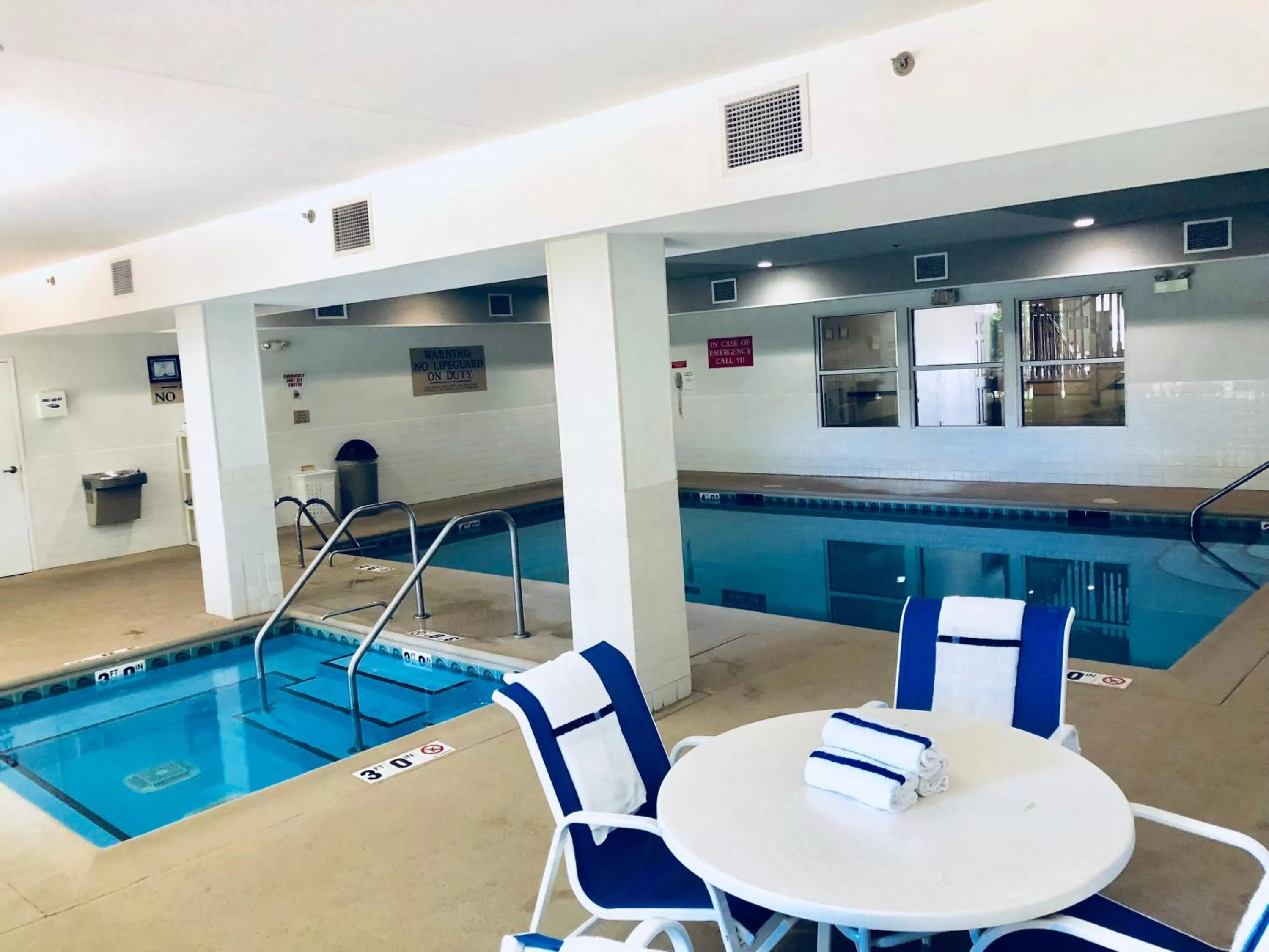 Swimming pool in Country Inn & Suites by Radisson, Chicago O'Hare South, IL