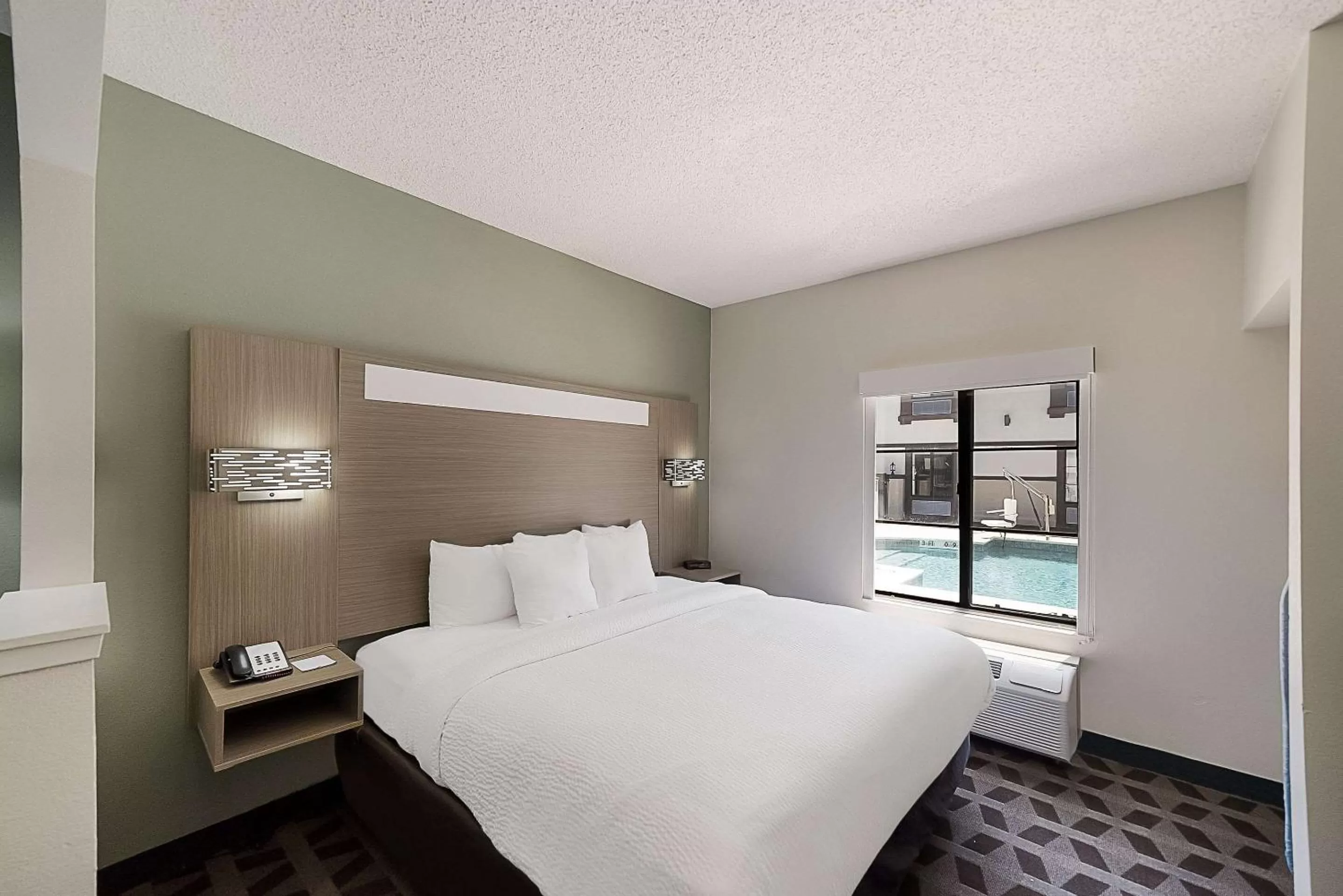 Bedroom, Bed in Quality Inn & Suites Irving DFW Airport South