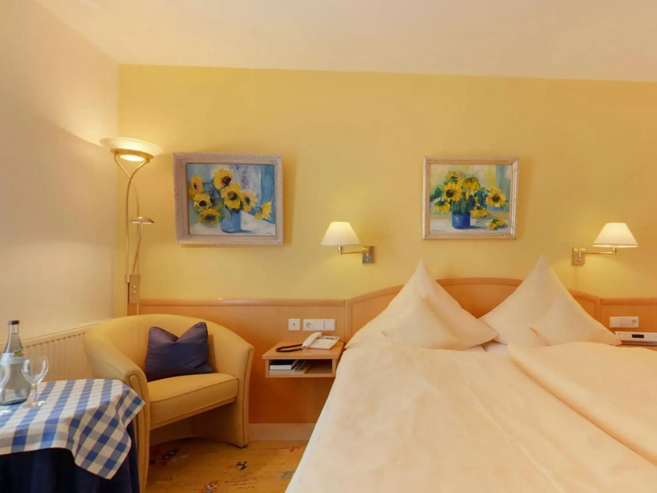 Photo of the whole room, Bed in Hotel Garni in der Breite