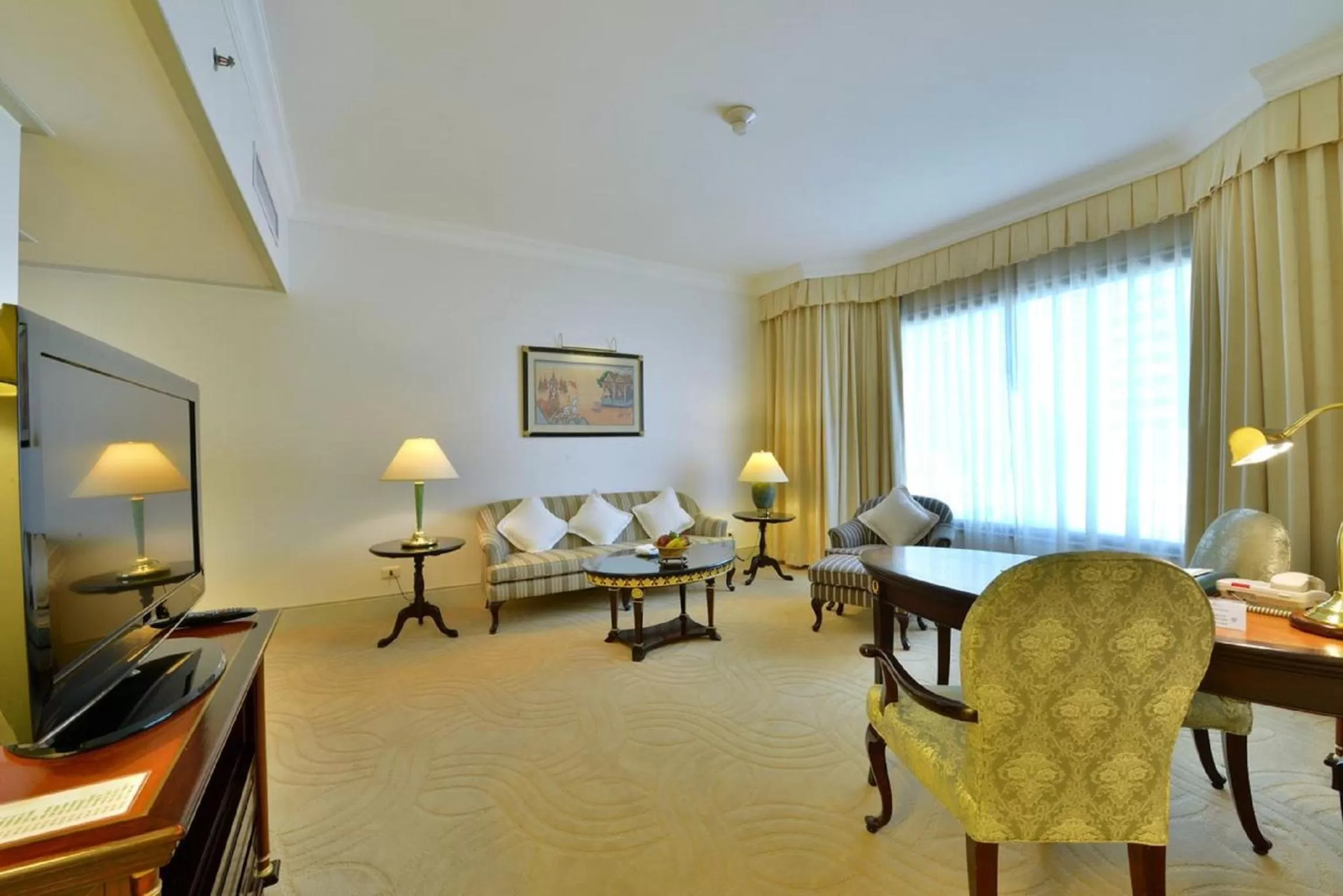 Living room in Evergreen Laurel Hotel Bangkok