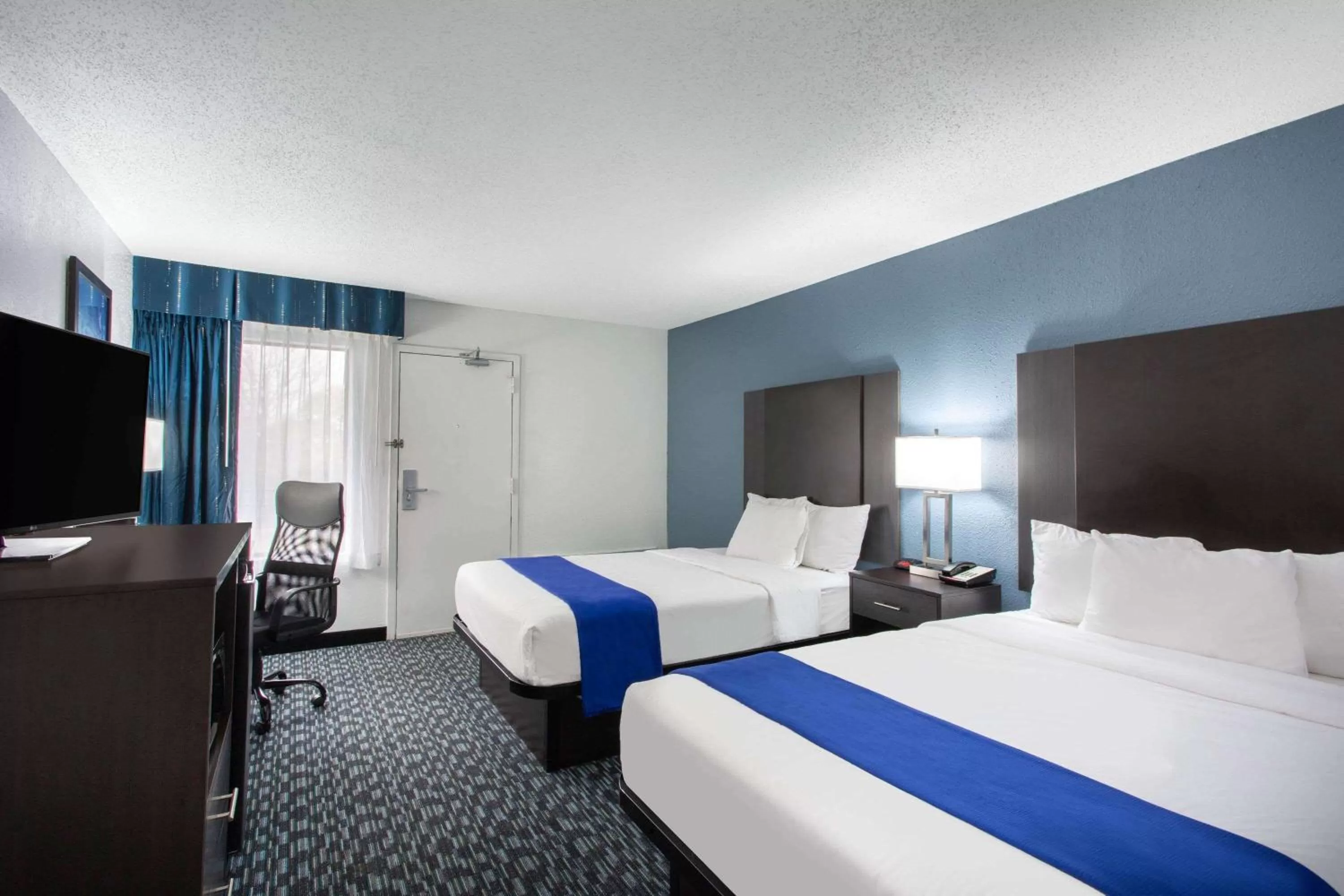 Photo of the whole room, Bed in University Inn & Suites