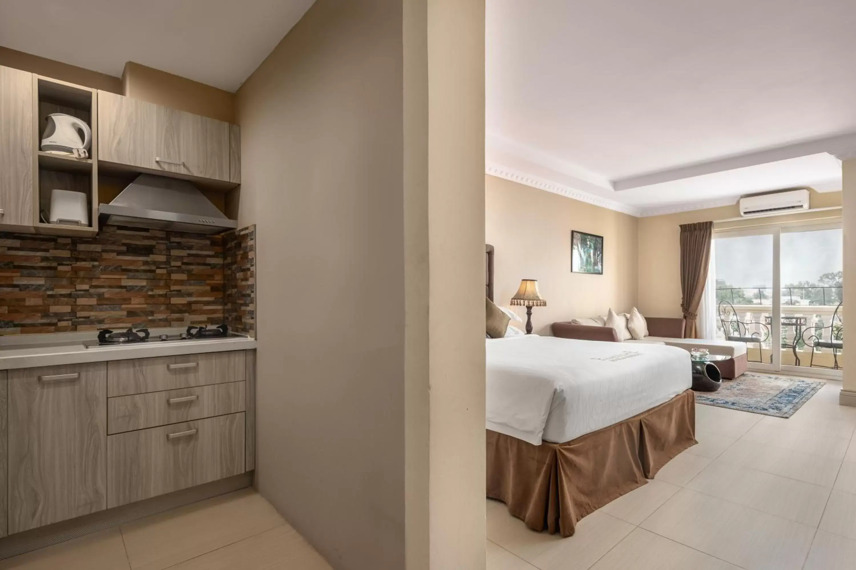 Bedroom, Kitchen/Kitchenette in Palace Gate Hotel & Residence