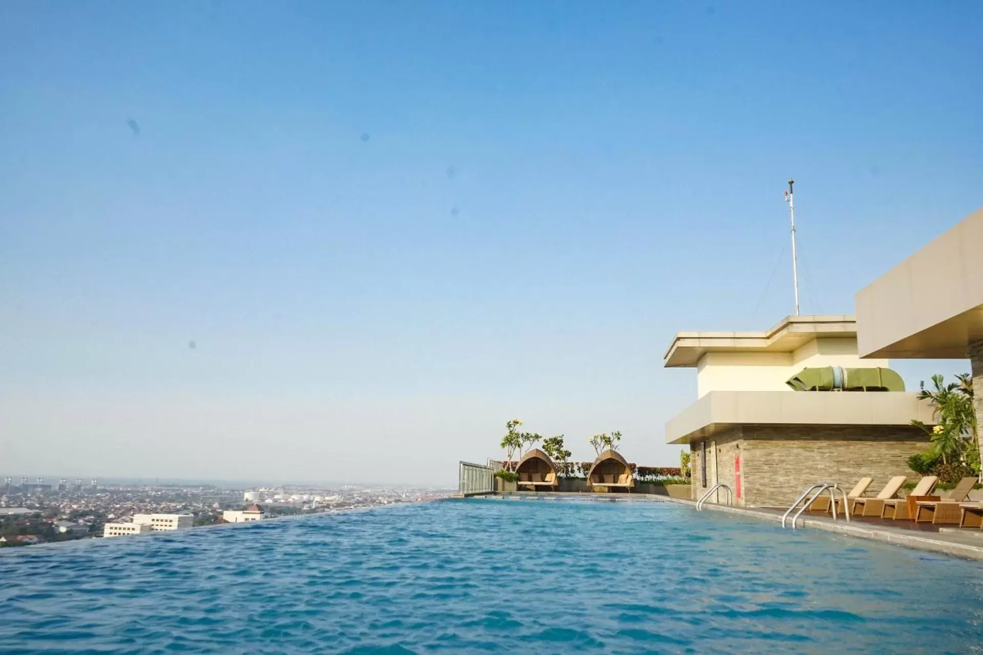 Swimming pool in Louis Kienne Hotel Pemuda Swimming pool in Louis Kienne Hotel Pemuda