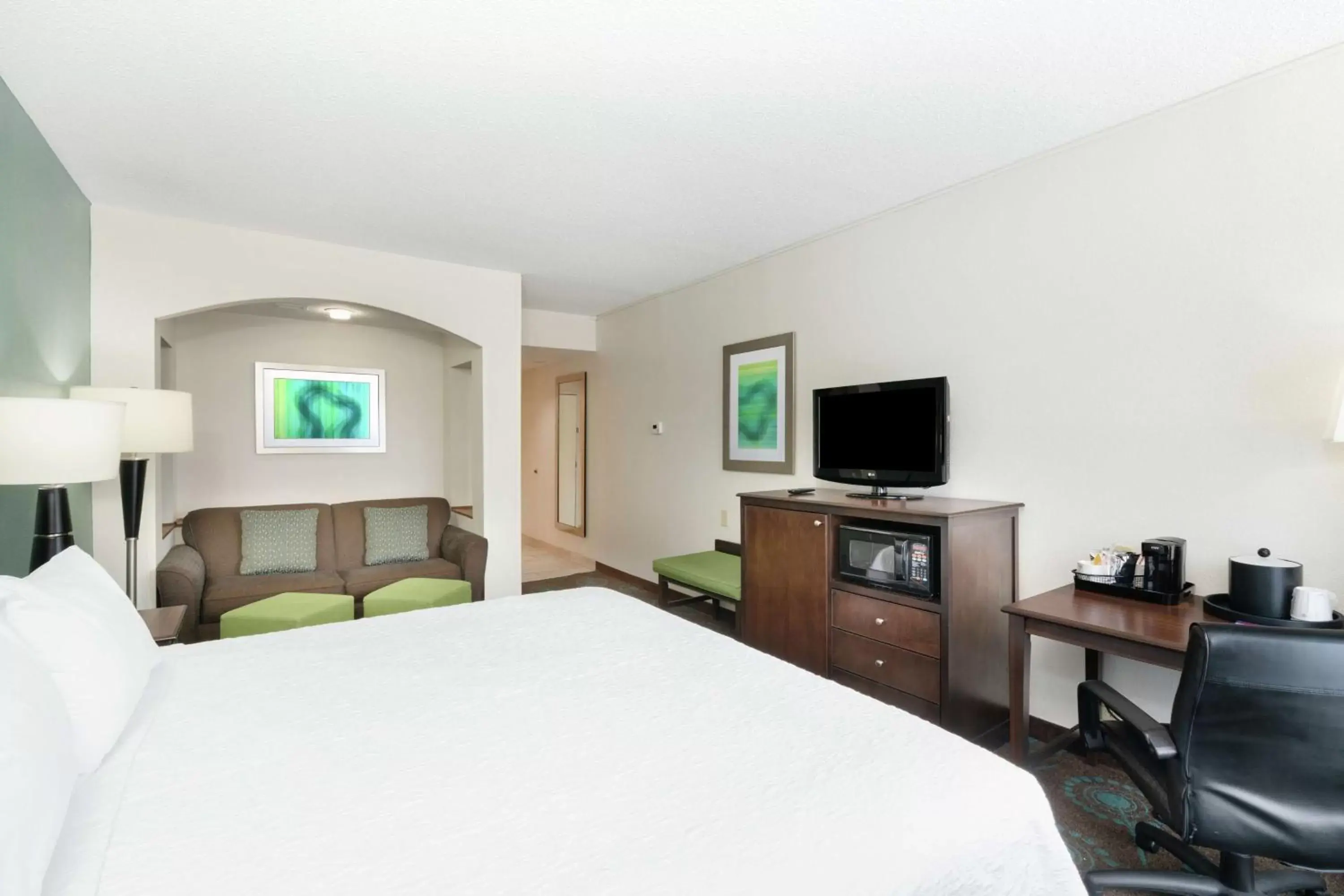 Bedroom, TV/Entertainment Center in Hampton Inn & Suites Mooresville