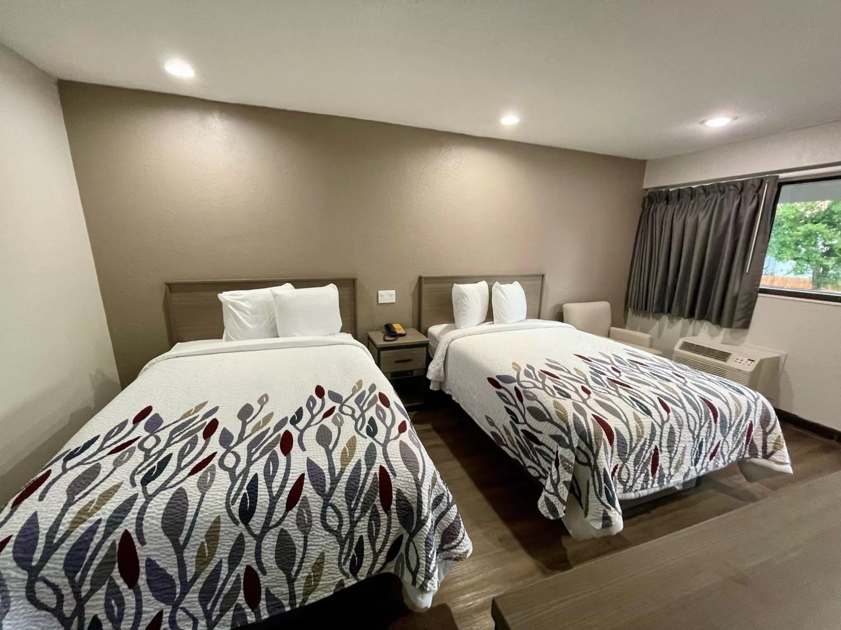 Photo of the whole room, Bed in Red Roof Inn Lafayette, LA