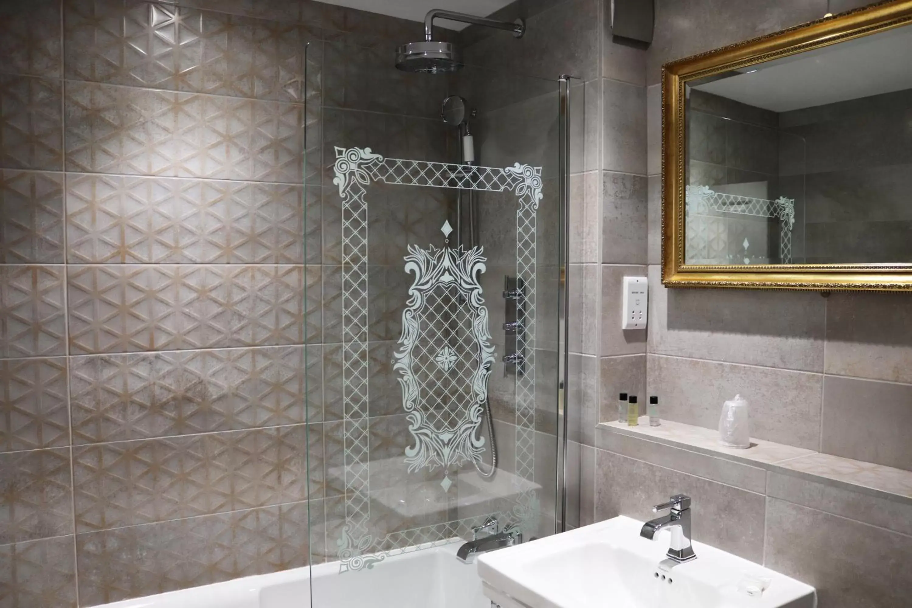 Shower, Bathroom in Shillingford Bridge Hotel