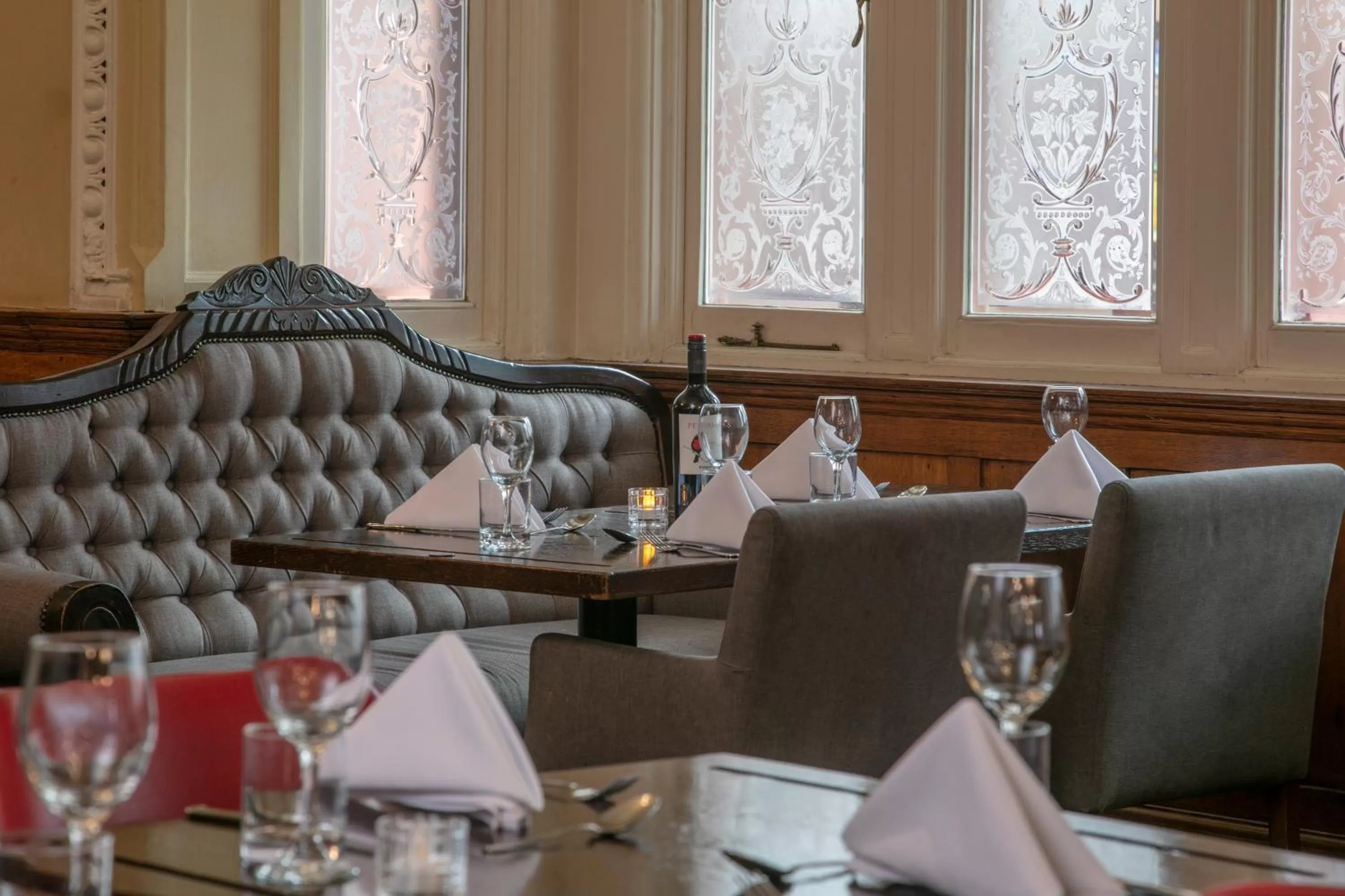 Restaurant/places to eat in The Crown London, WorldHotels Distinctive