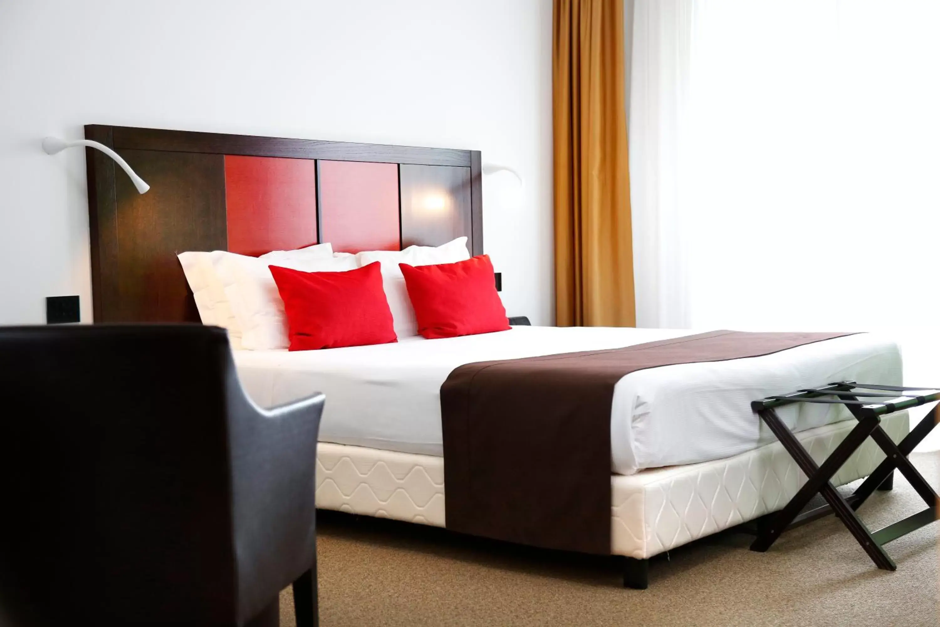 Shower, Bed in Hotel Holiday La Marca