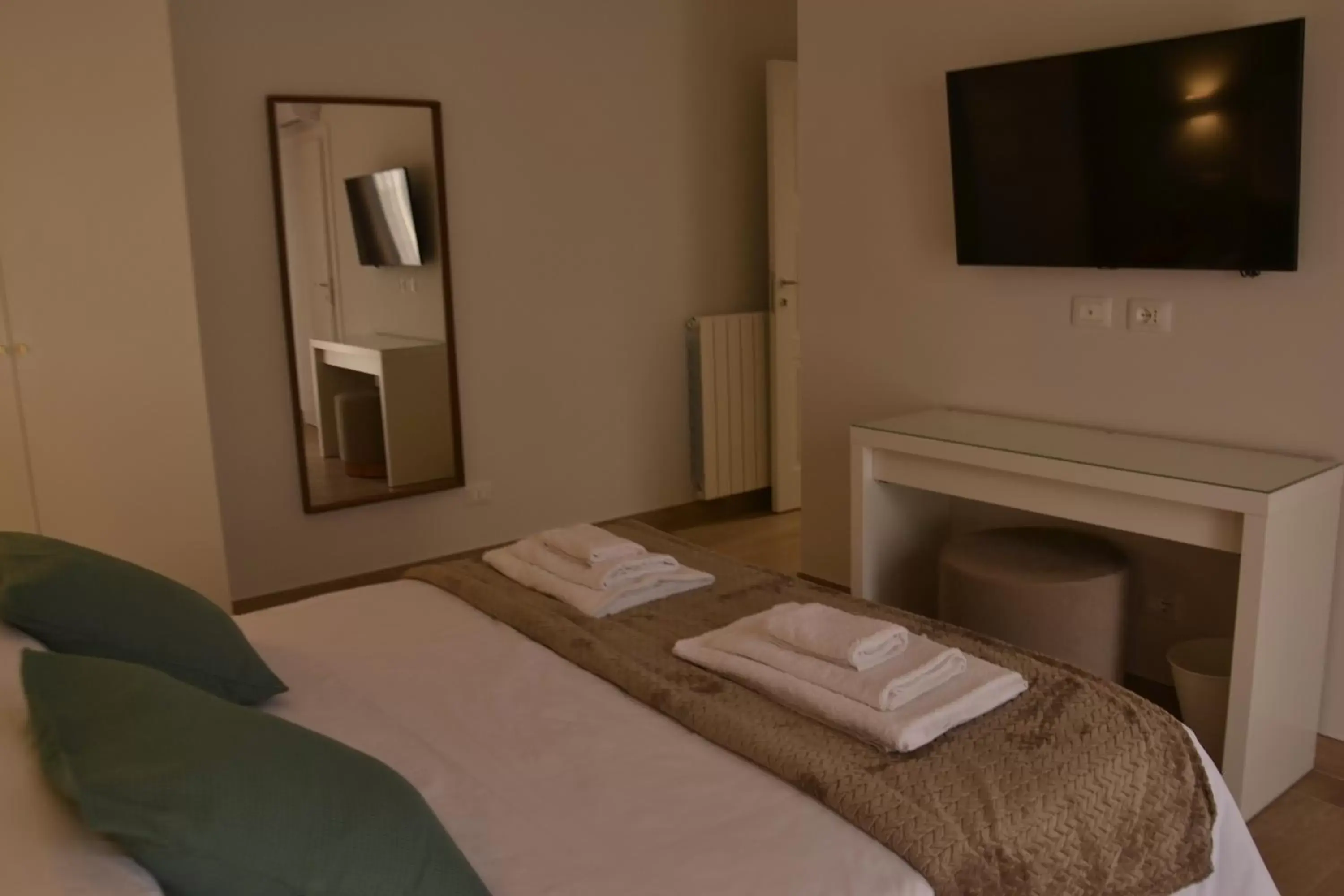 Bed, TV/Entertainment Center in Luna Nuova Suites