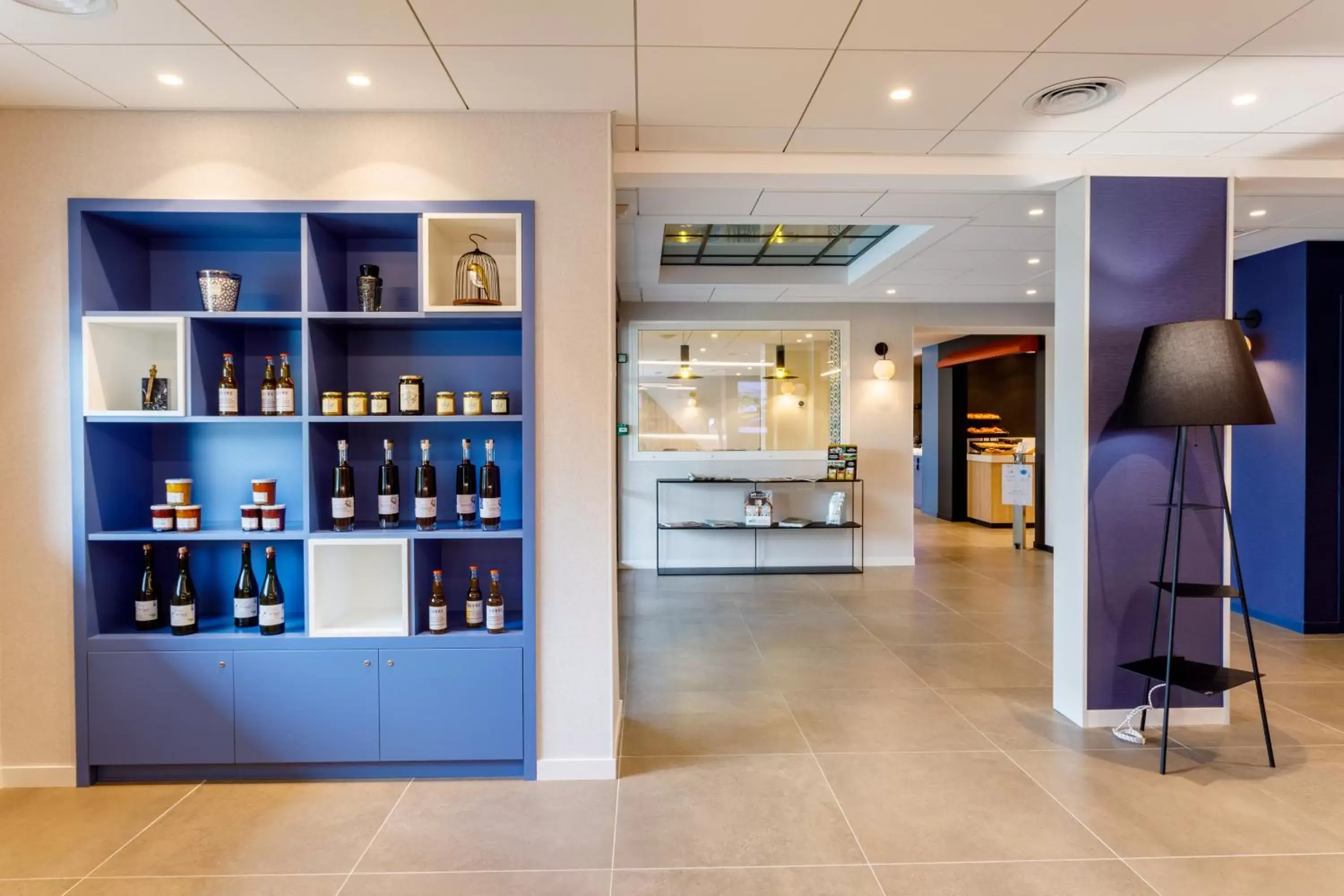 Lobby or reception, Kitchen/Kitchenette in Brit Hotel Piscine & Spa - Fougères