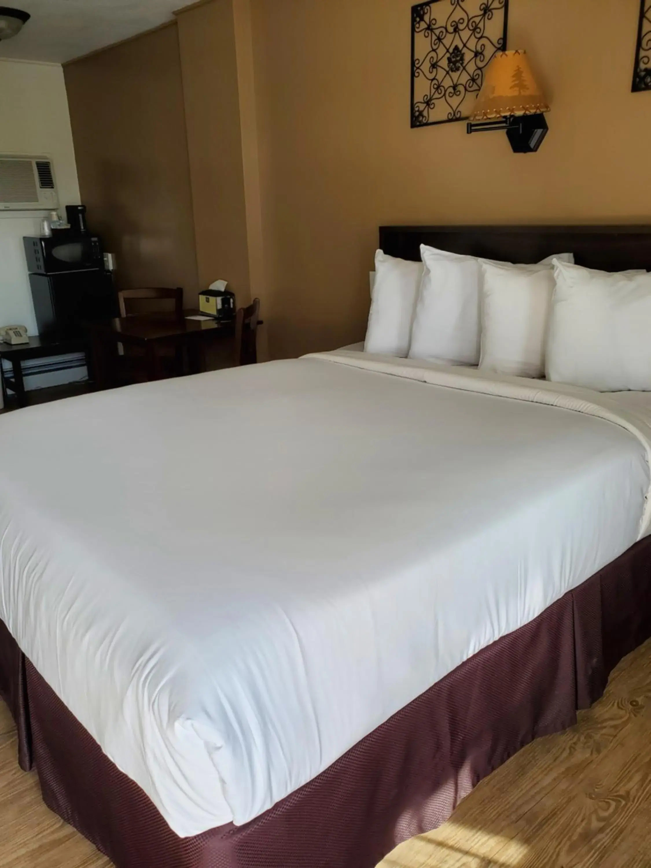 Bed in Sunset Lodge Escanaba