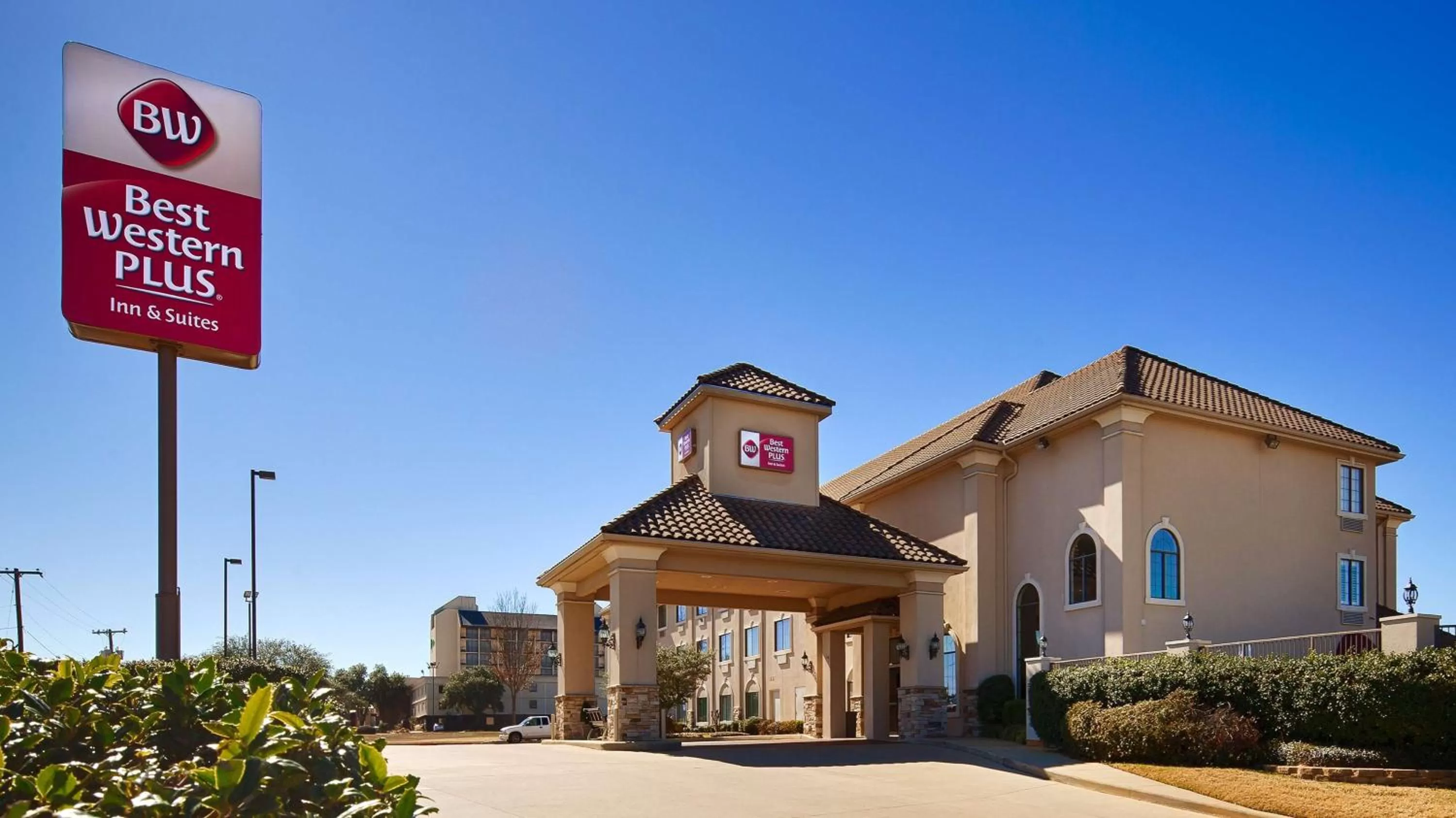 Property building in Best Western Plus Southpark Inn & Suites