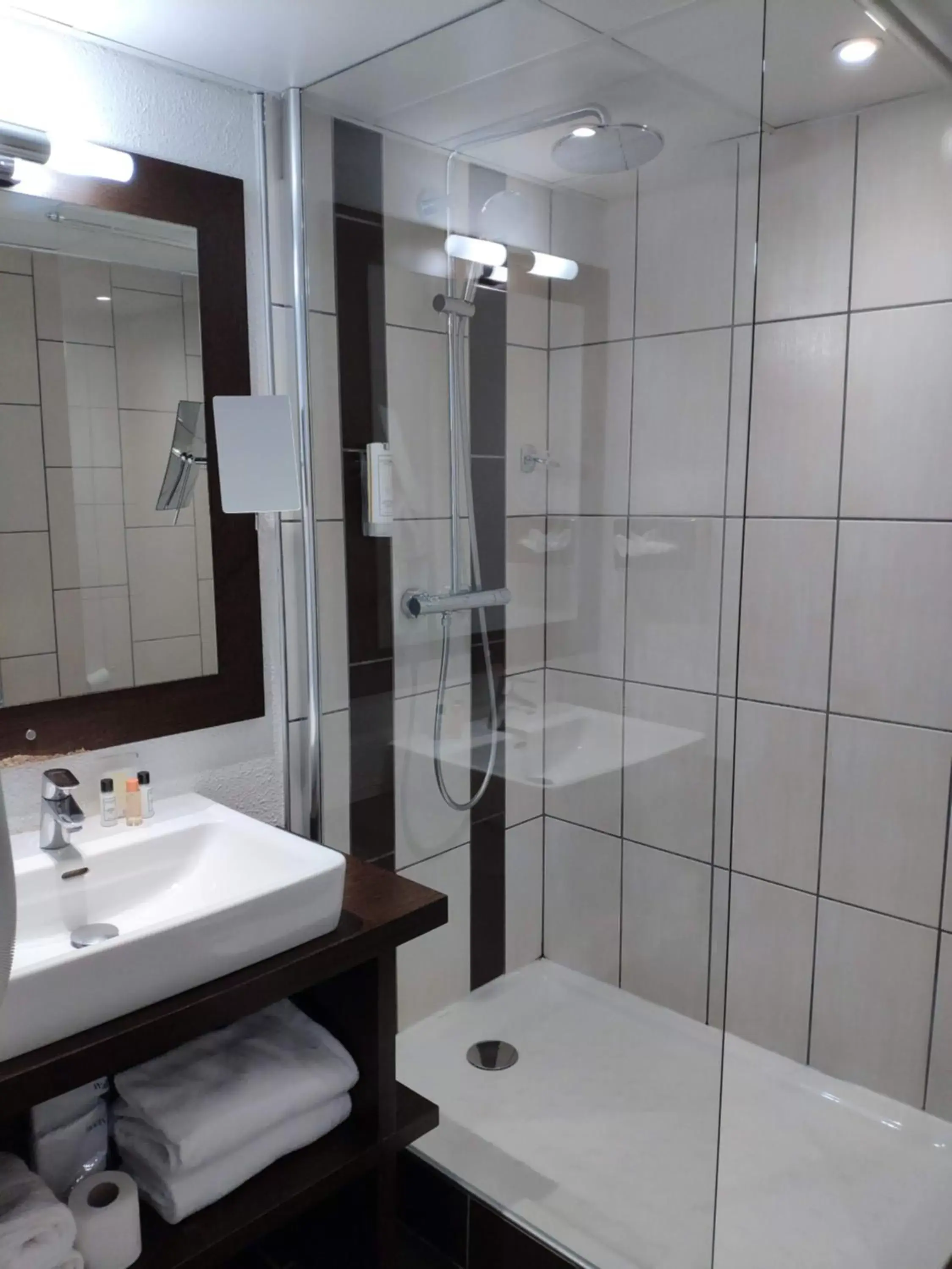 Bathroom in Golden Tulip Roissy Saint Witz