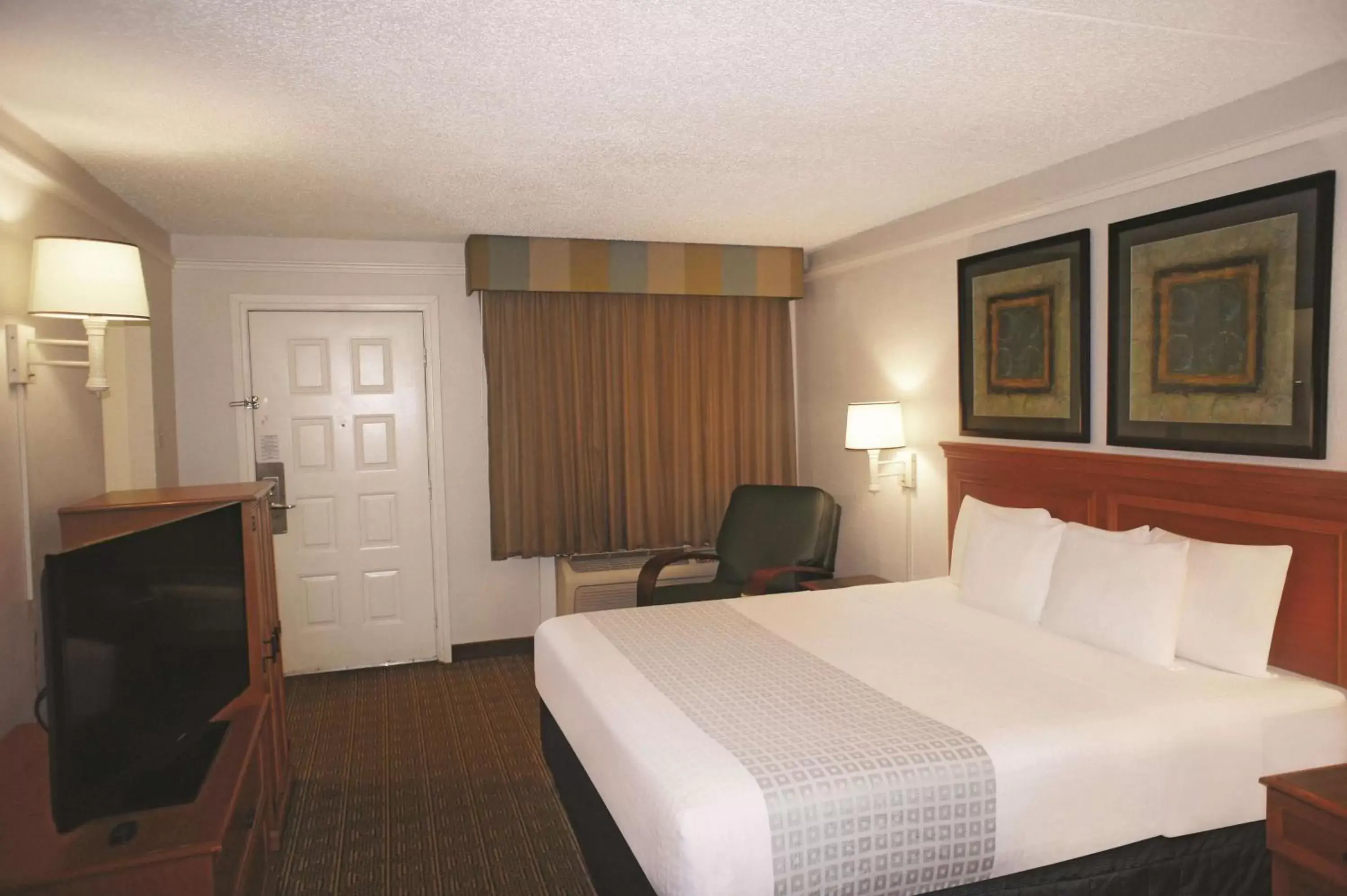 Photo of the whole room, Bed in La Quinta Inn by Wyndham Tallahassee North