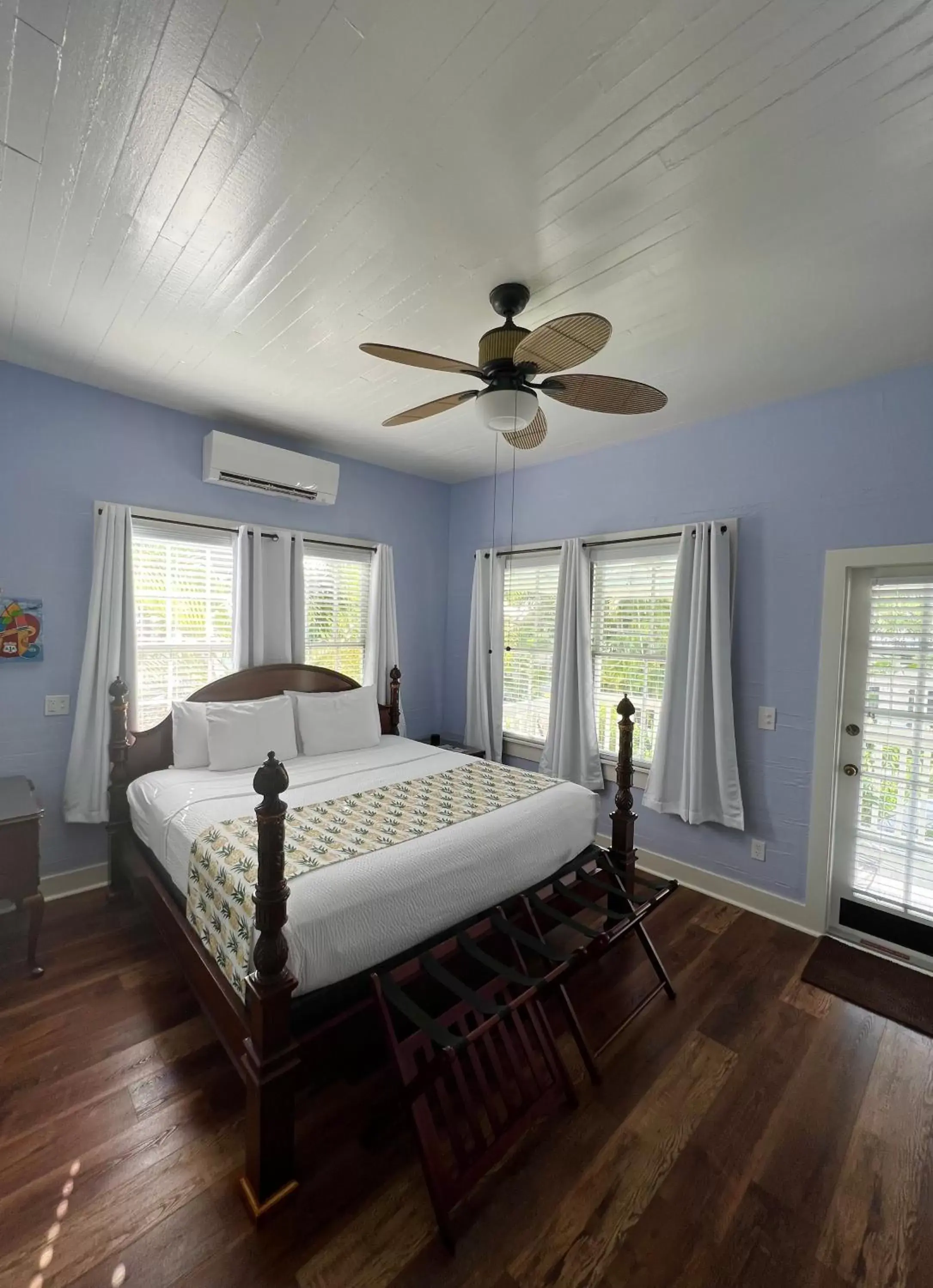 Bed in The Porch on Frances Inn - Adults Exclusive