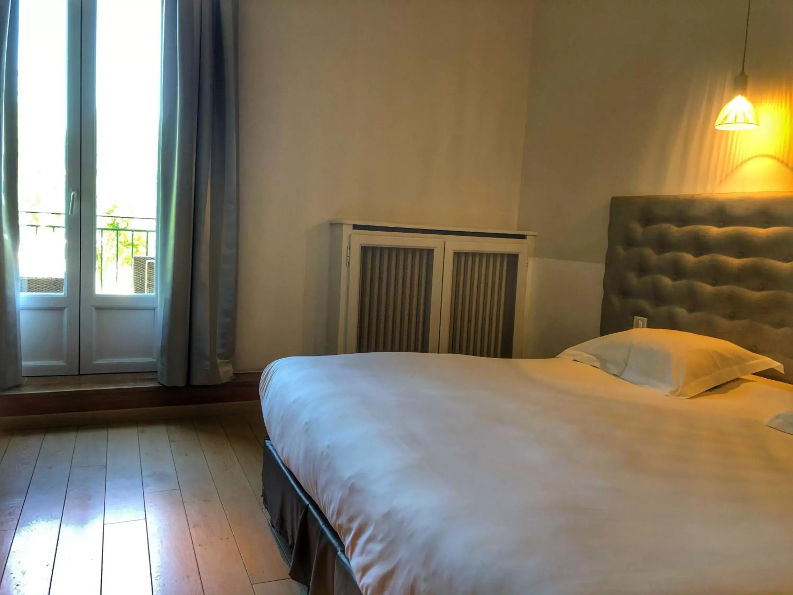 Photo of the whole room, Bed in Le Pré du Moulin - Maison Alonso - Hôtel & Restaurant