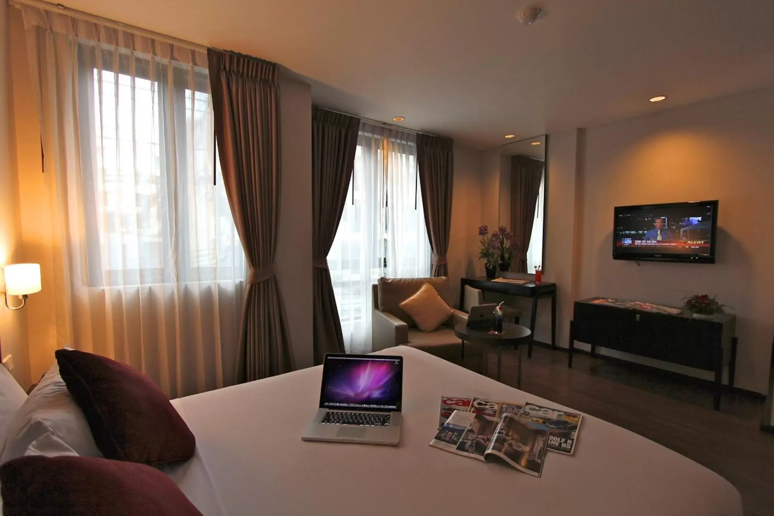 Bed, TV/Entertainment Center in The Dawin Hotel