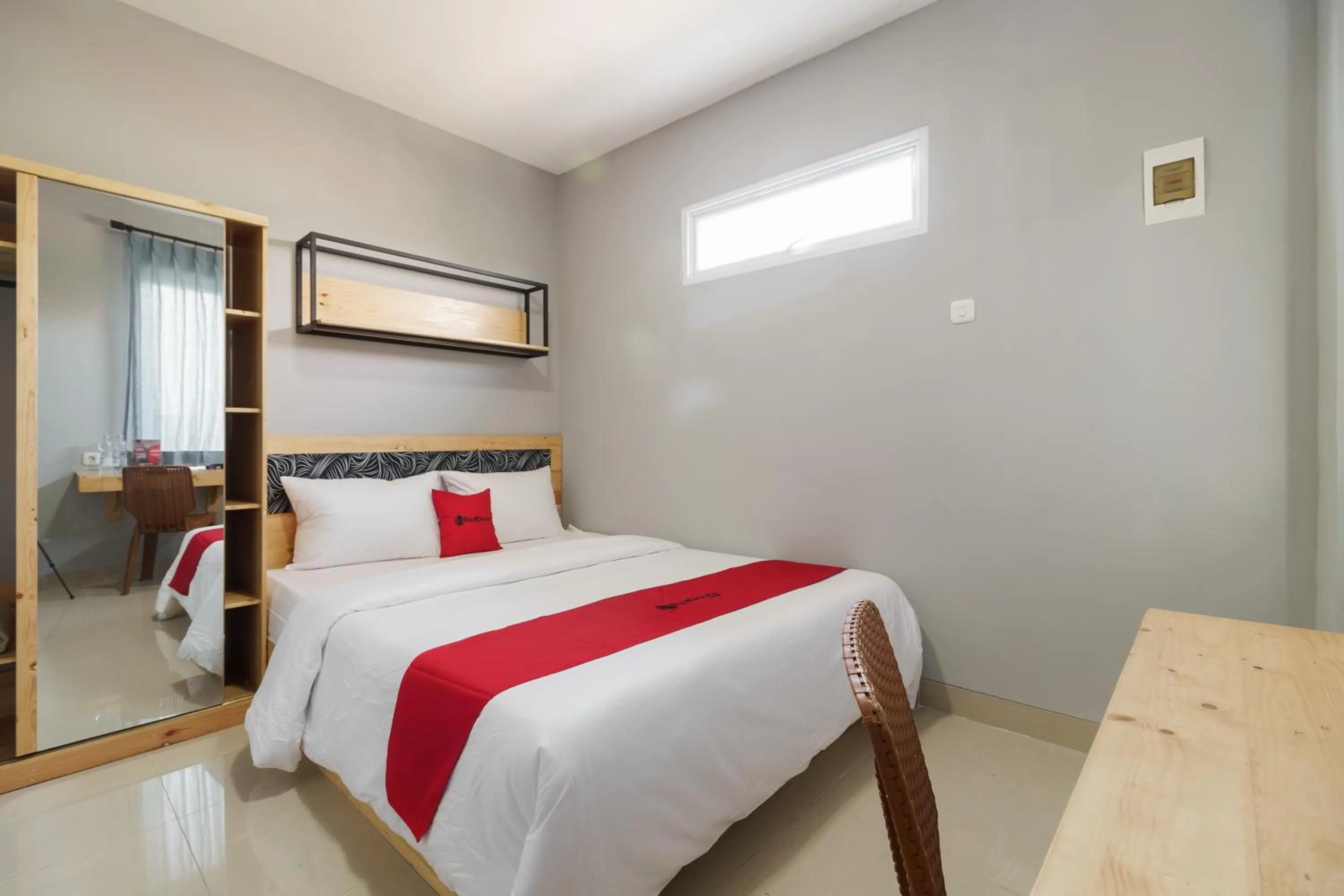 Bedroom in RedDoorz near Plaza Atrium Senen