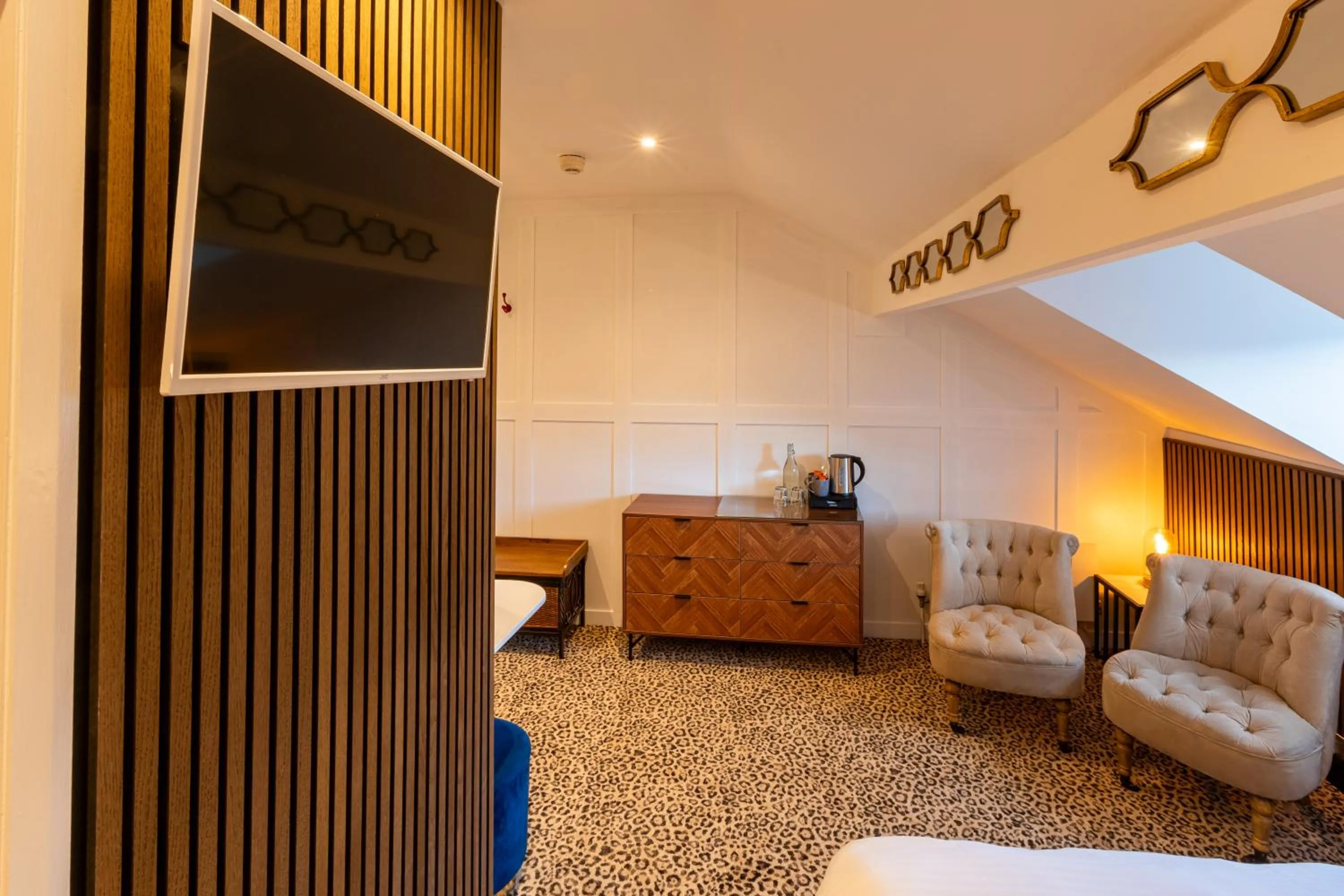 TV and multimedia in Holly Lodge Guest House with FREE off site health club