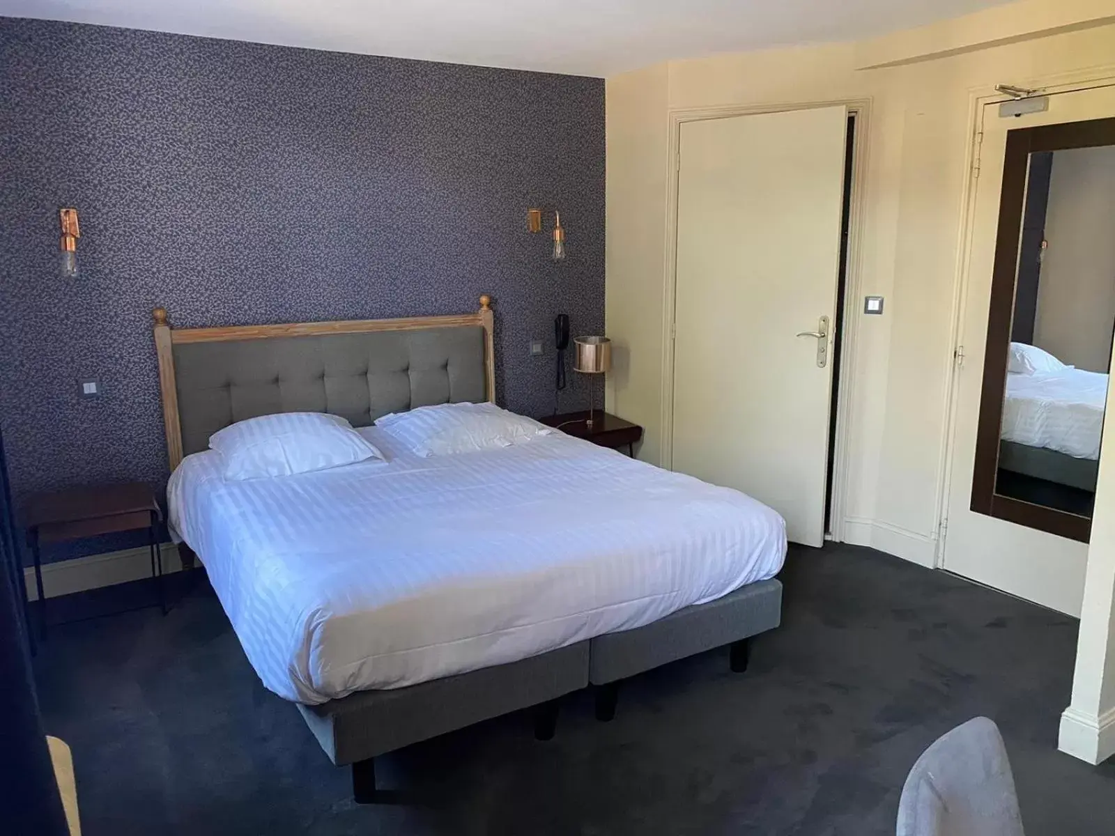 Photo of the whole room, Bed in The Originals Boutique, Hôtel La Colonne de Bronze, Saint-Valéry-sur-Somme (Inter-Hotel)