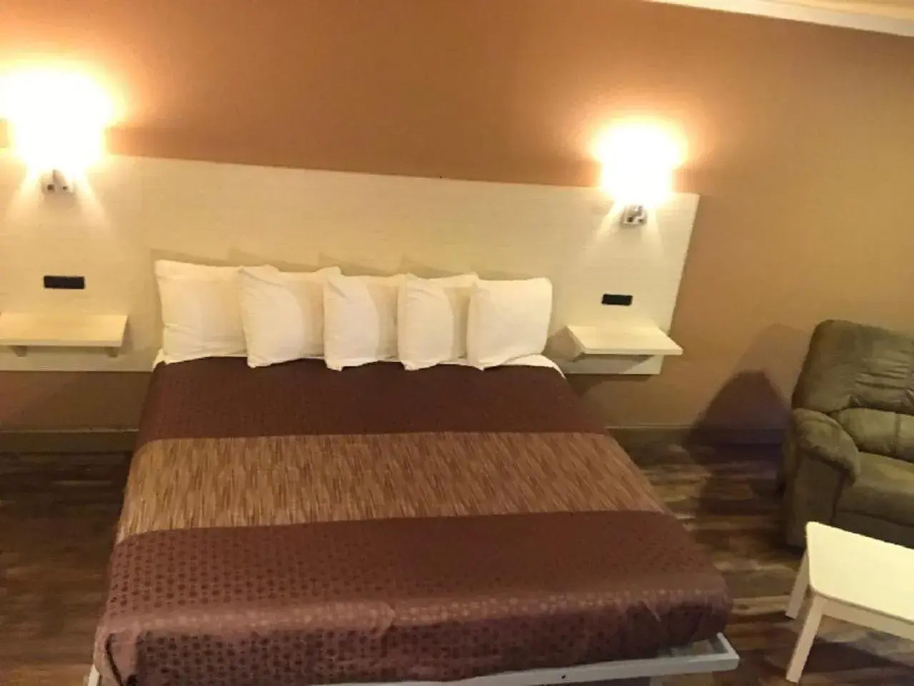 Bed in River Valley Motor Inn