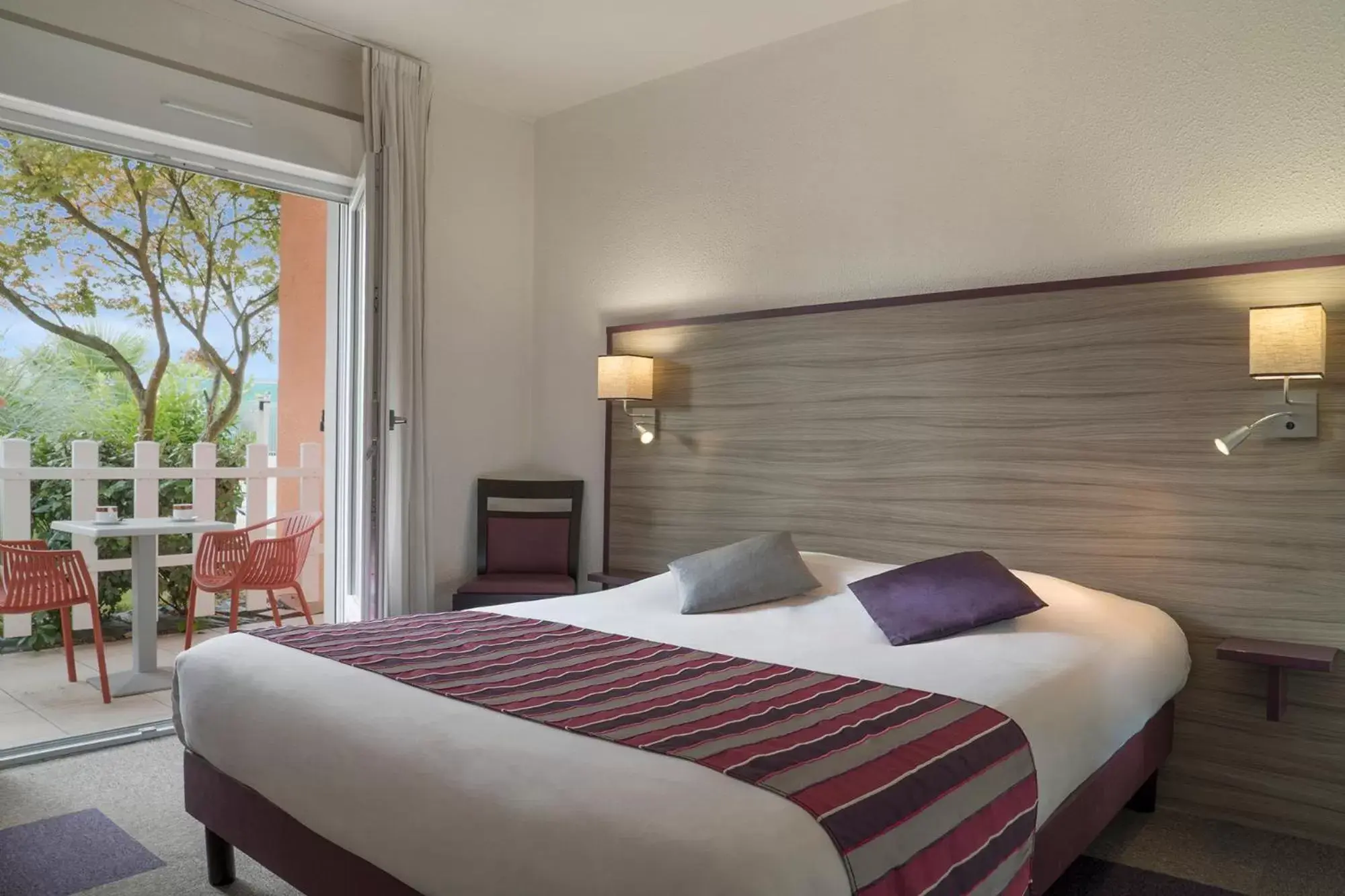 Bedroom, Bed in Hôtel O'Nice Saintes