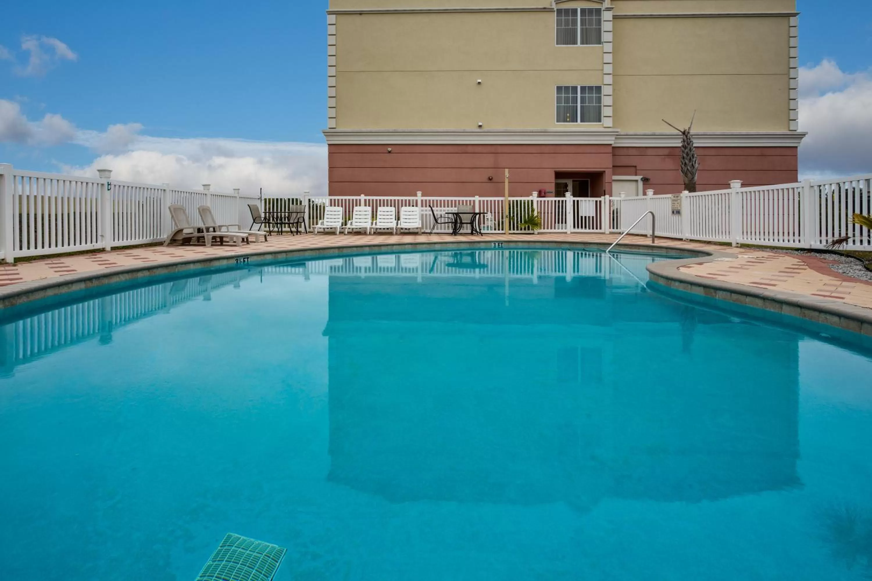 Day in Country Inn & Suites by Radisson, Crestview, FL