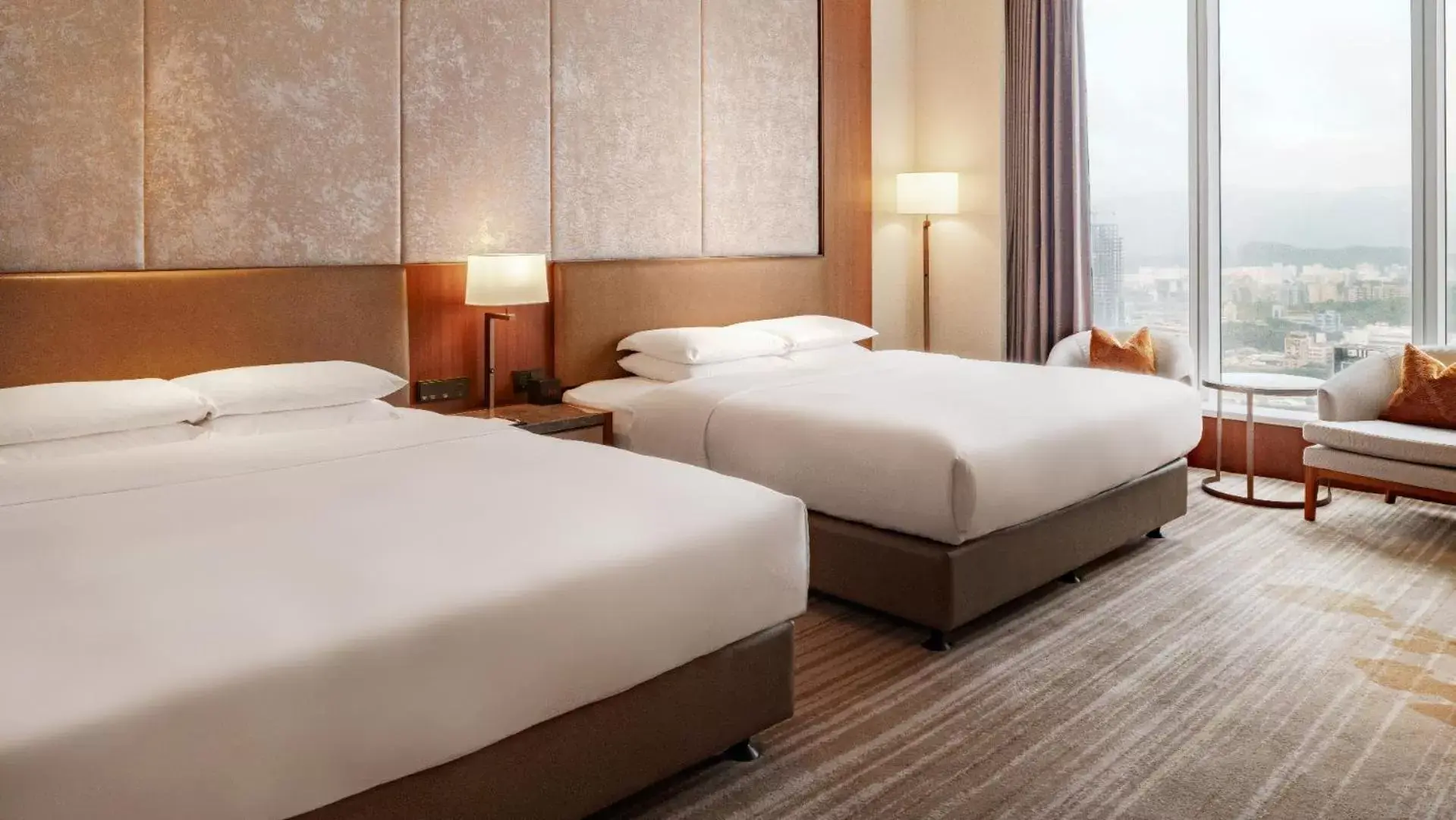 Bed in Courtyard by Marriott Taipei