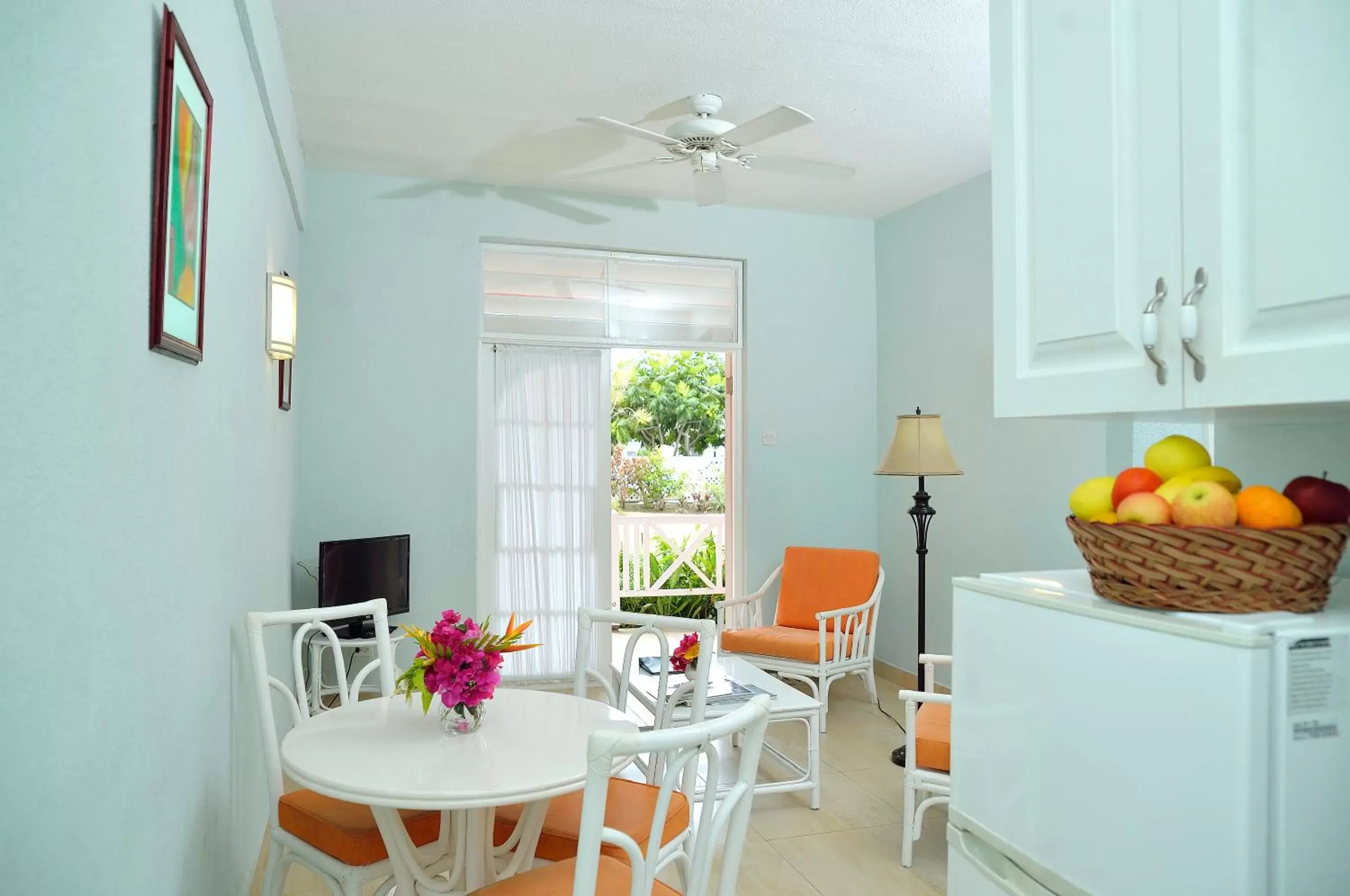 Living room, Dining Area in Dover Beach Hotel