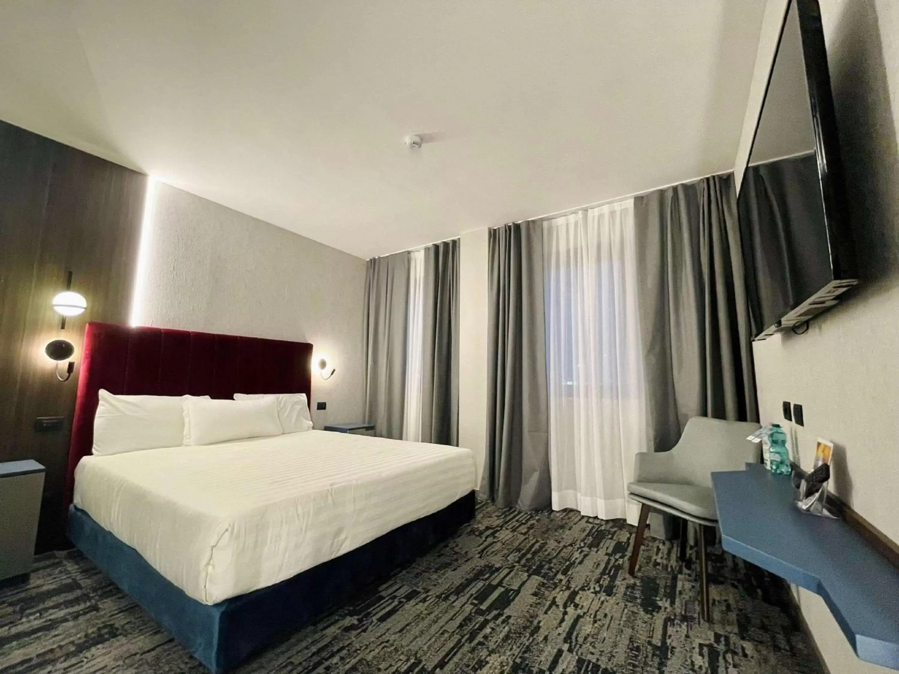 Photo of the whole room, Bed in Mercure Leonardo da Vinci Rome Airport