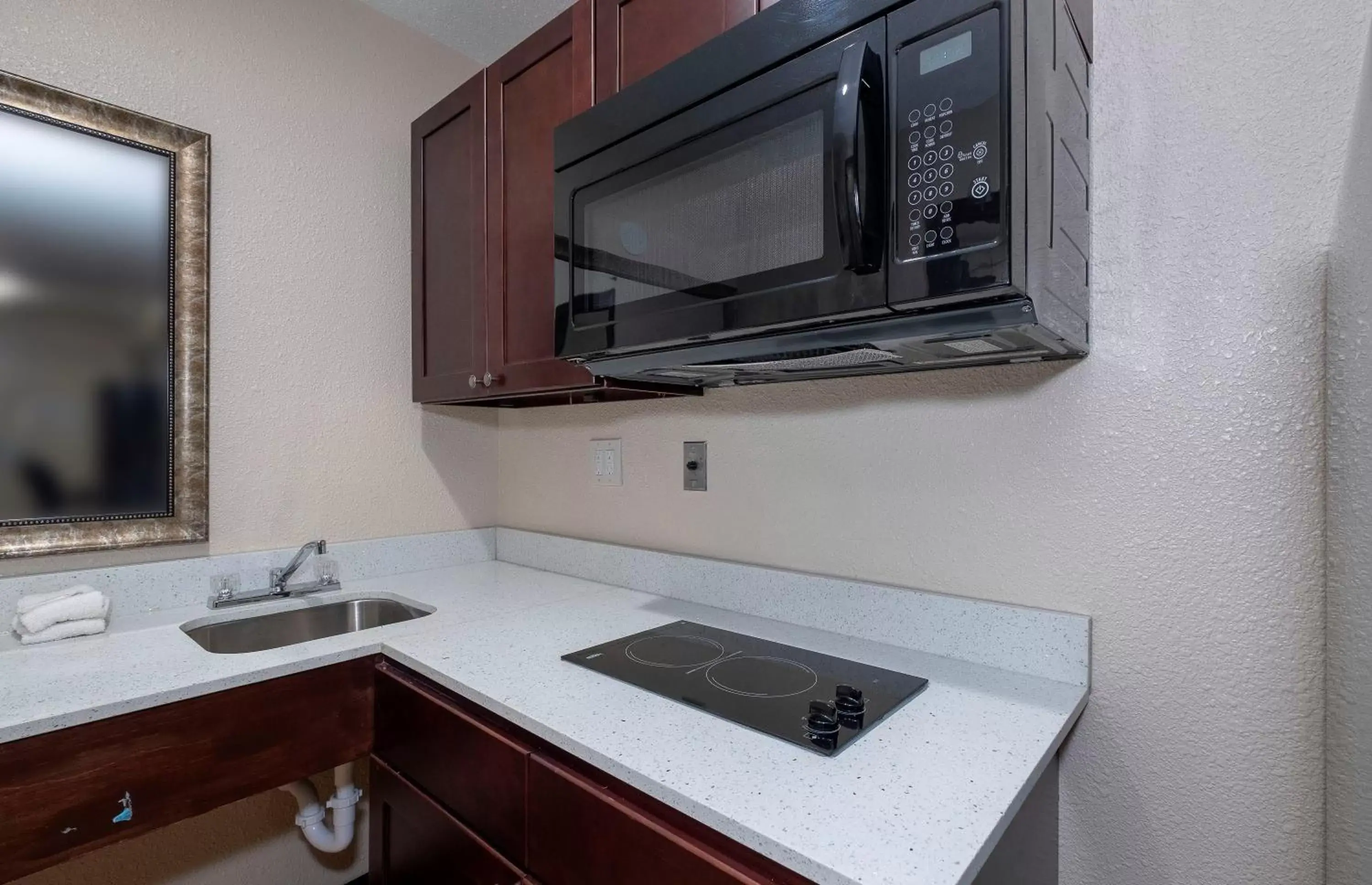 Photo of the whole room, Kitchen/Kitchenette in Red Roof Inn Morgan City