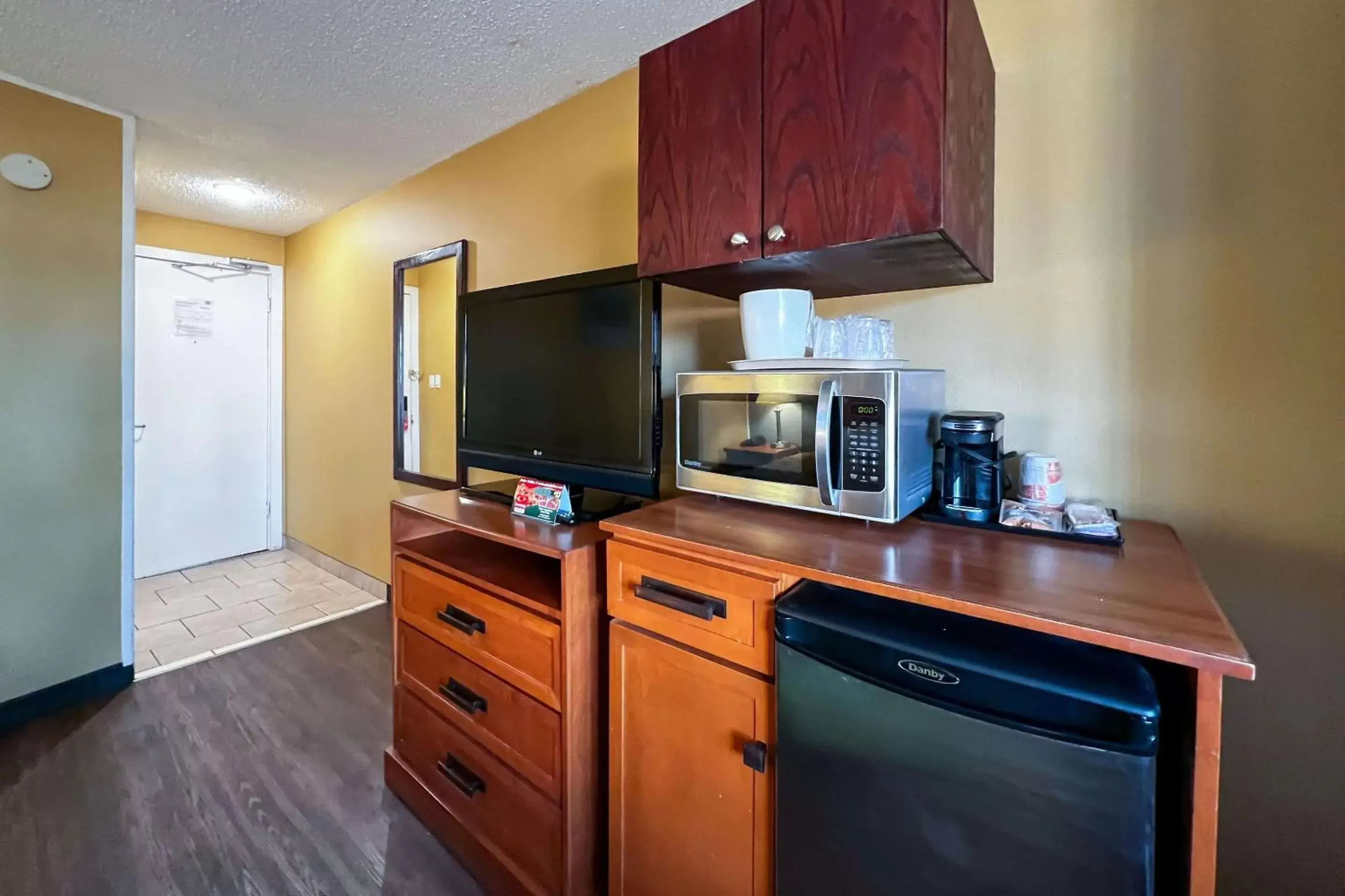 Bedroom, Kitchen/Kitchenette in Econo Lodge Motel Village