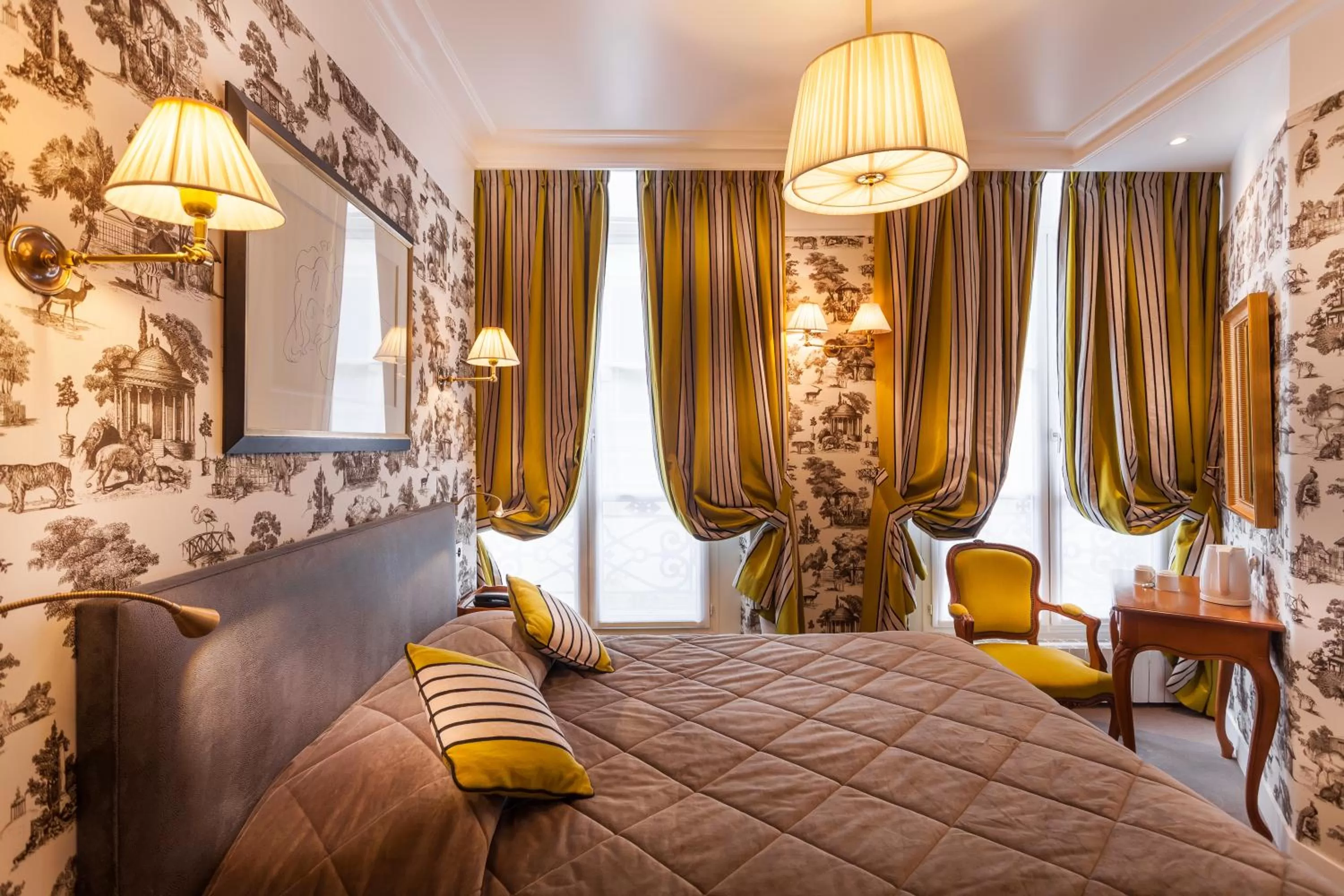Photo of the whole room, Bed in Grand Hôtel de L'Univers Saint-Germain
