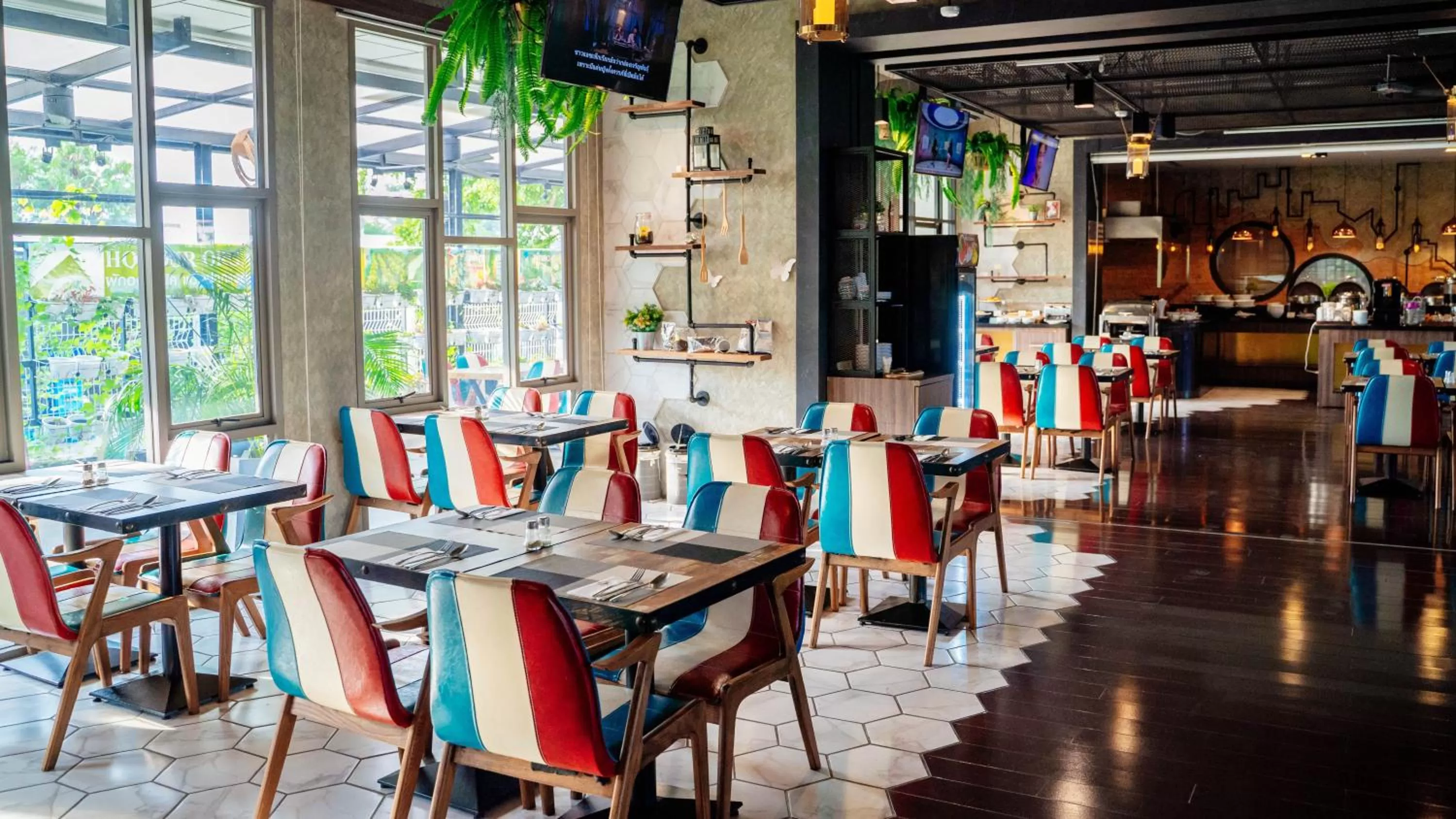 Restaurant/places to eat in SureStay Plus by Best Western T Pattaya