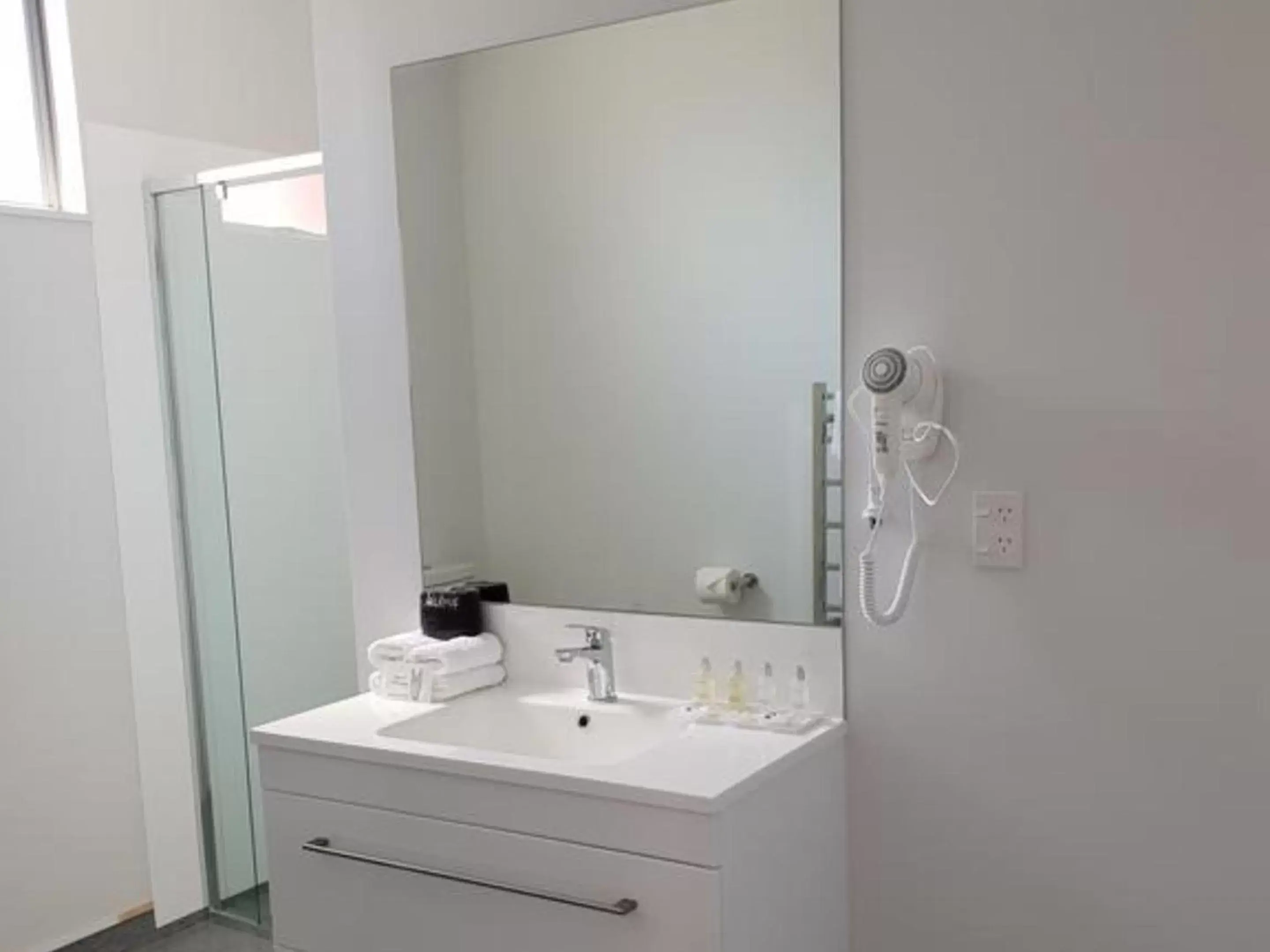 Bathroom in Durham Court Motor Inn Bathroom in Durham Court Motor Inn