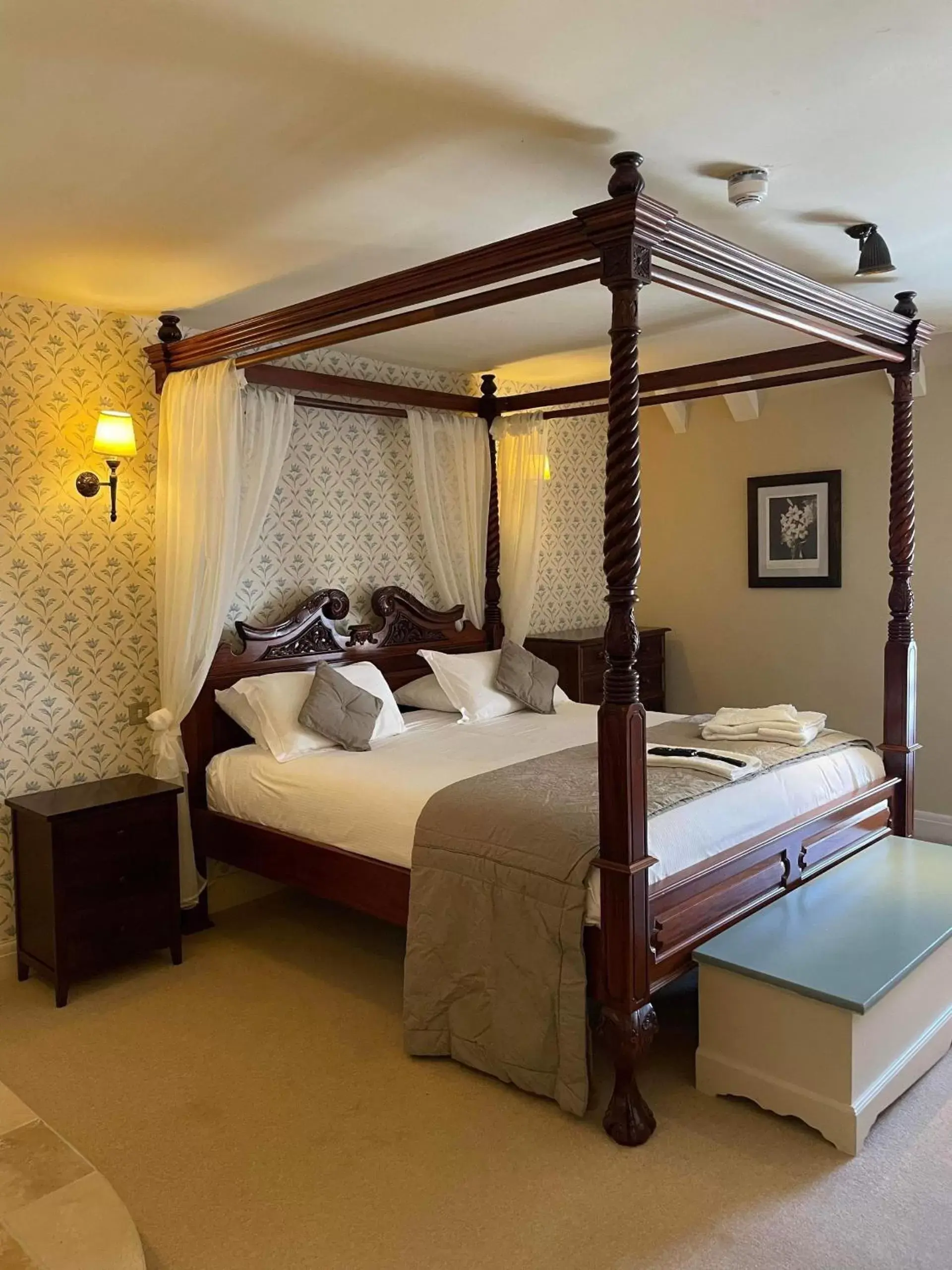 Bedroom, Bed in The George Inn