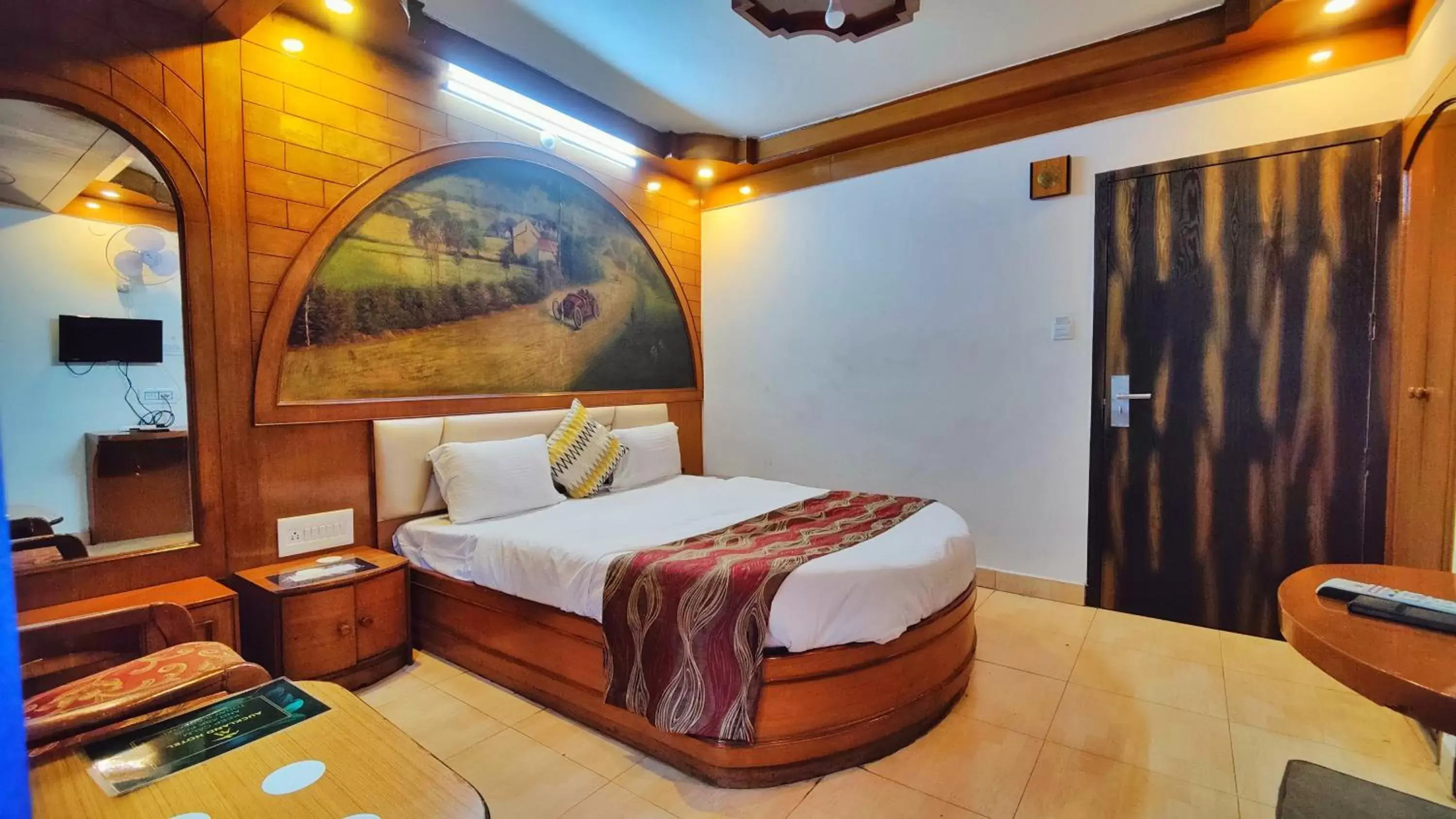 Bedroom, Bed in Auckland Hotel and Restaurant Near Mall Road Bedroom, Bed in Auckland Hotel and Restaurant Near Mall Road