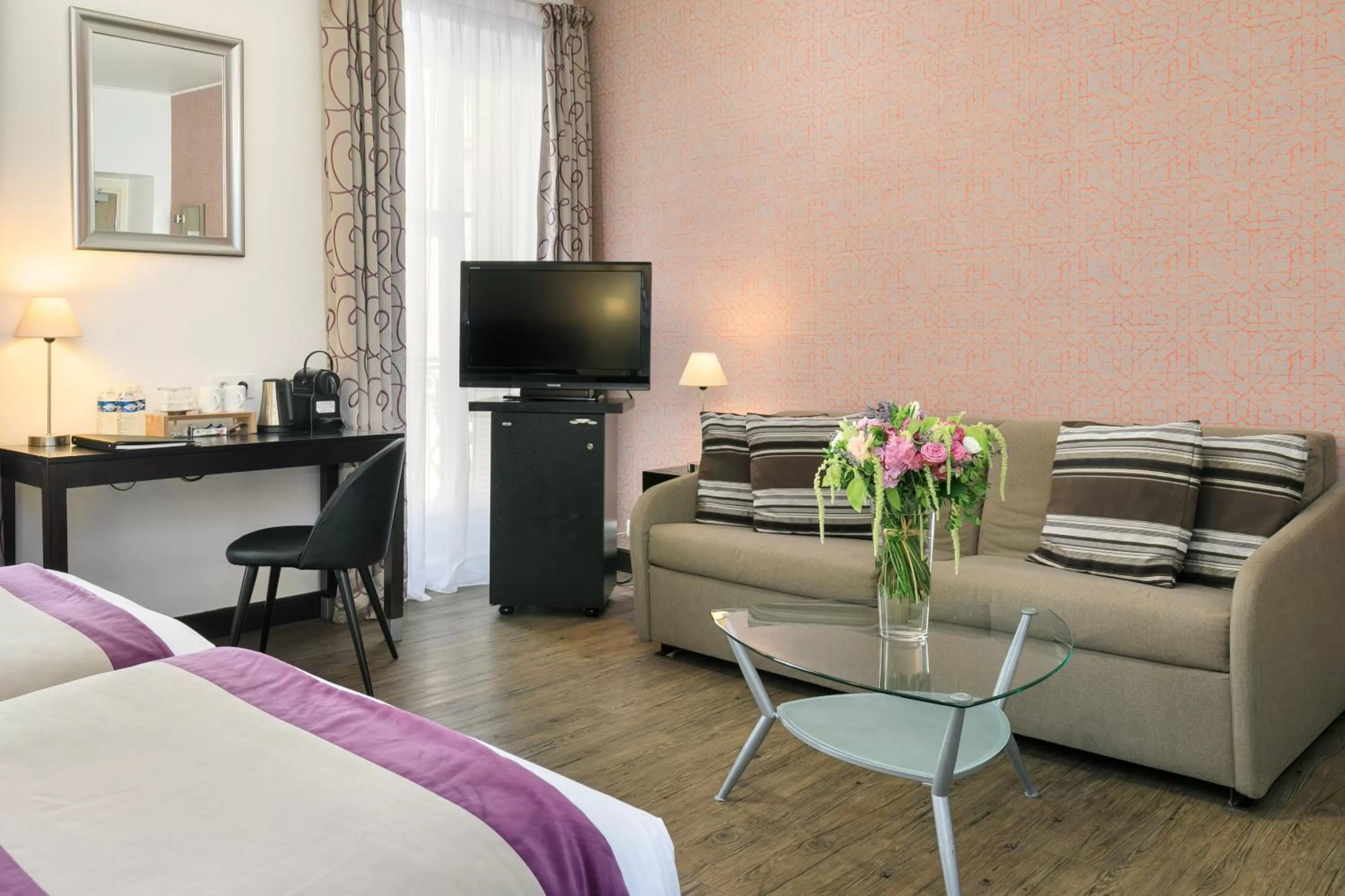 Living room, Bed in Hotel Florence Nice