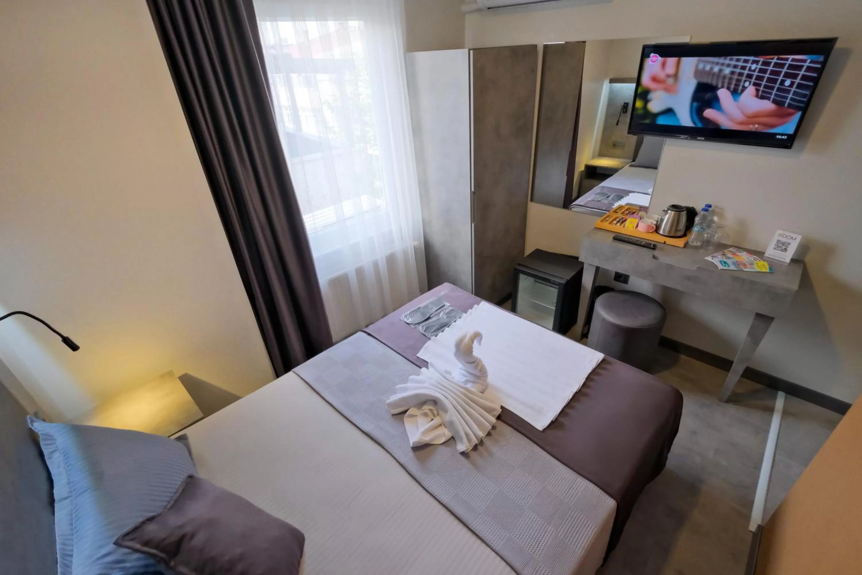 Photo of the whole room, Bed in The Queen Hotel