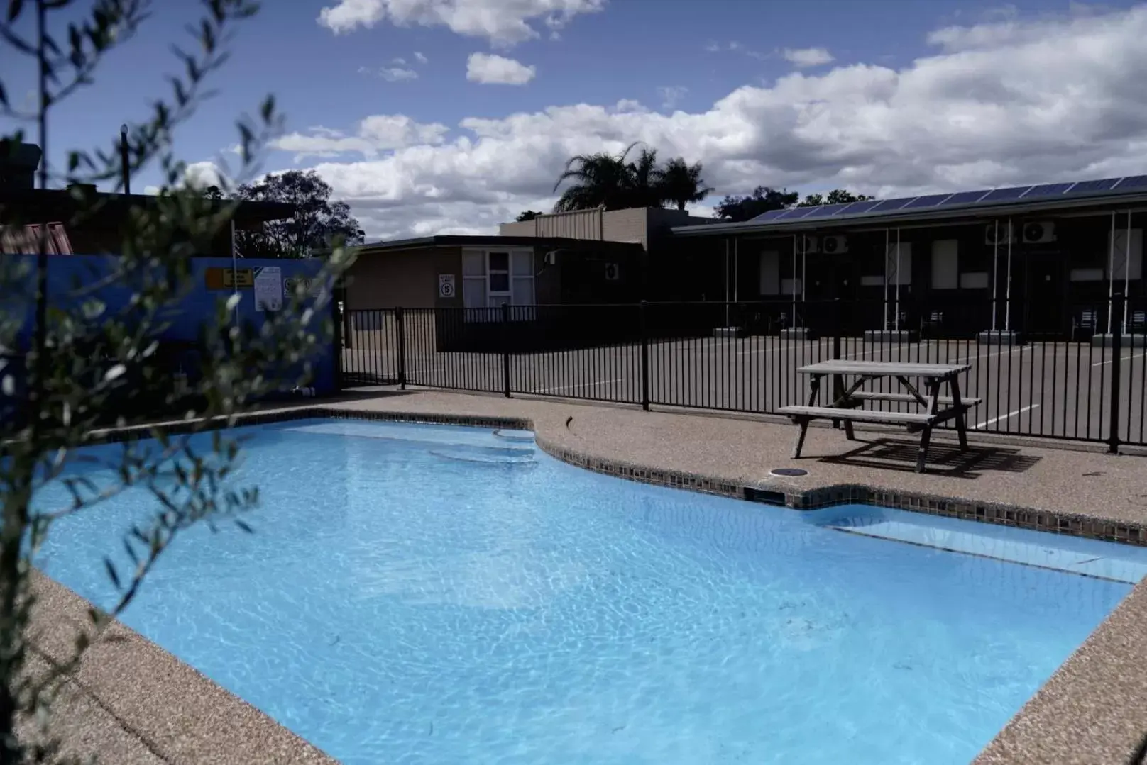 Swimming Pool in Country Motor Inn