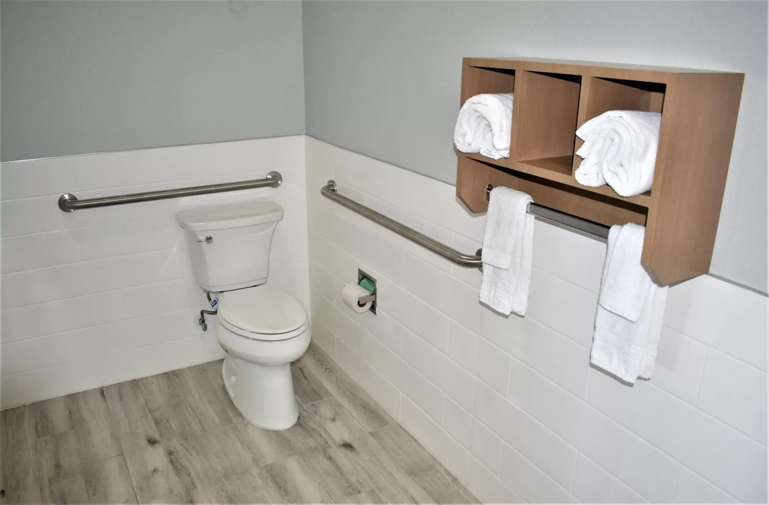 Bathroom in Days Inn & Suites by Wyndham Downtown/University of Houston