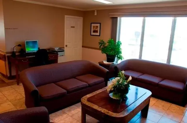 Lounge or bar, Seating Area in Canway Inn & Suites