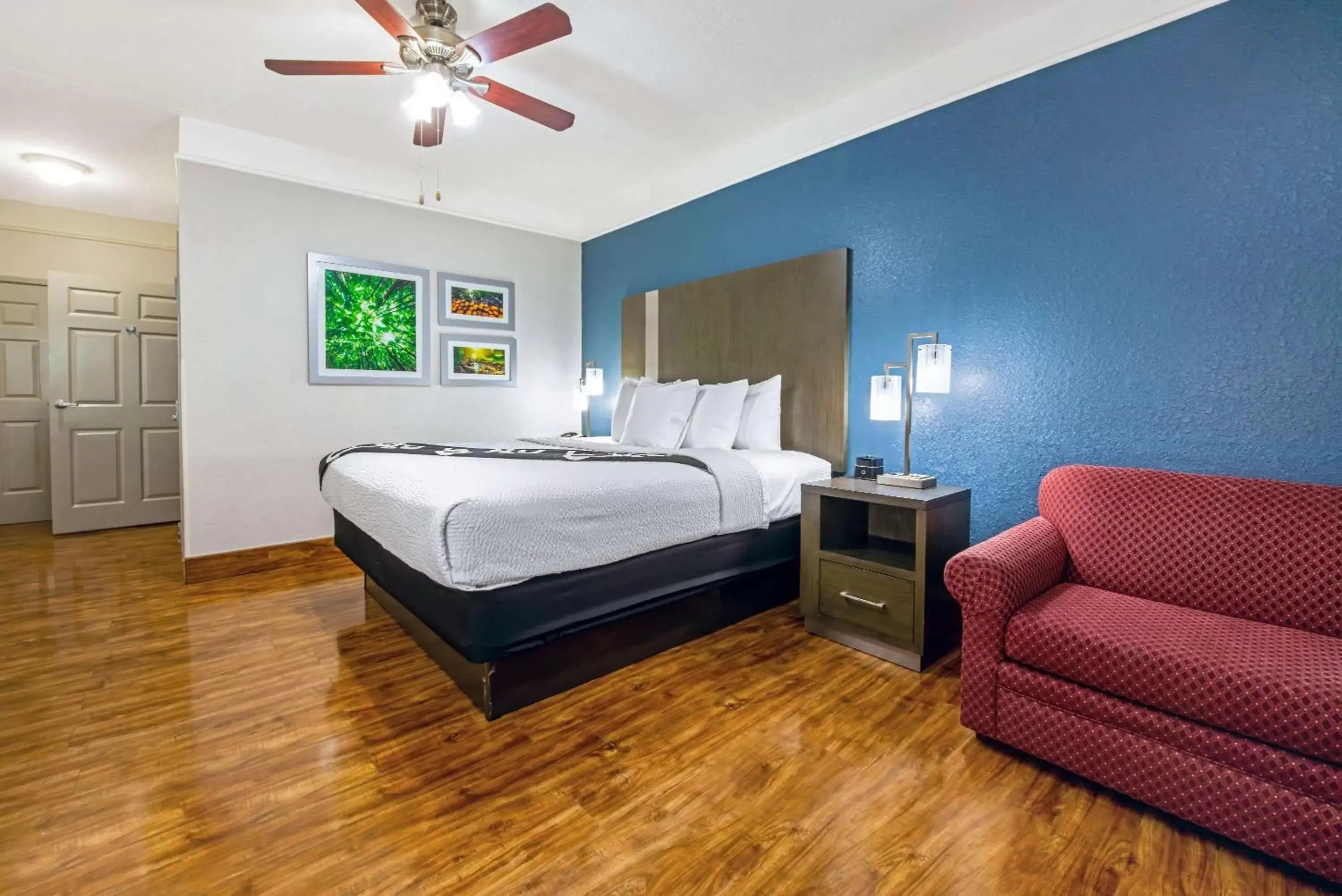 Photo of the whole room, Bed in La Quinta Inn & Suite Kingwood Houston IAH Airport 53200